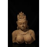 Buste de Prajnaparamita, forme féminine de Boddhisattva, à la beauté juvénile, figurée torse nu,