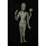Lokeshvara Padmapani, Boddhisattva de la compassion, debout vêtu d’un sarong court, sous une forme à