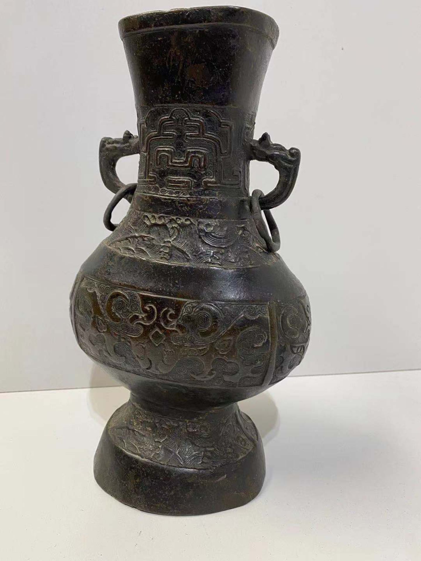 Vase archaïsant de forme Hu sur piédouche et anses zoomorphes à anneaux mobiles moulés de frises