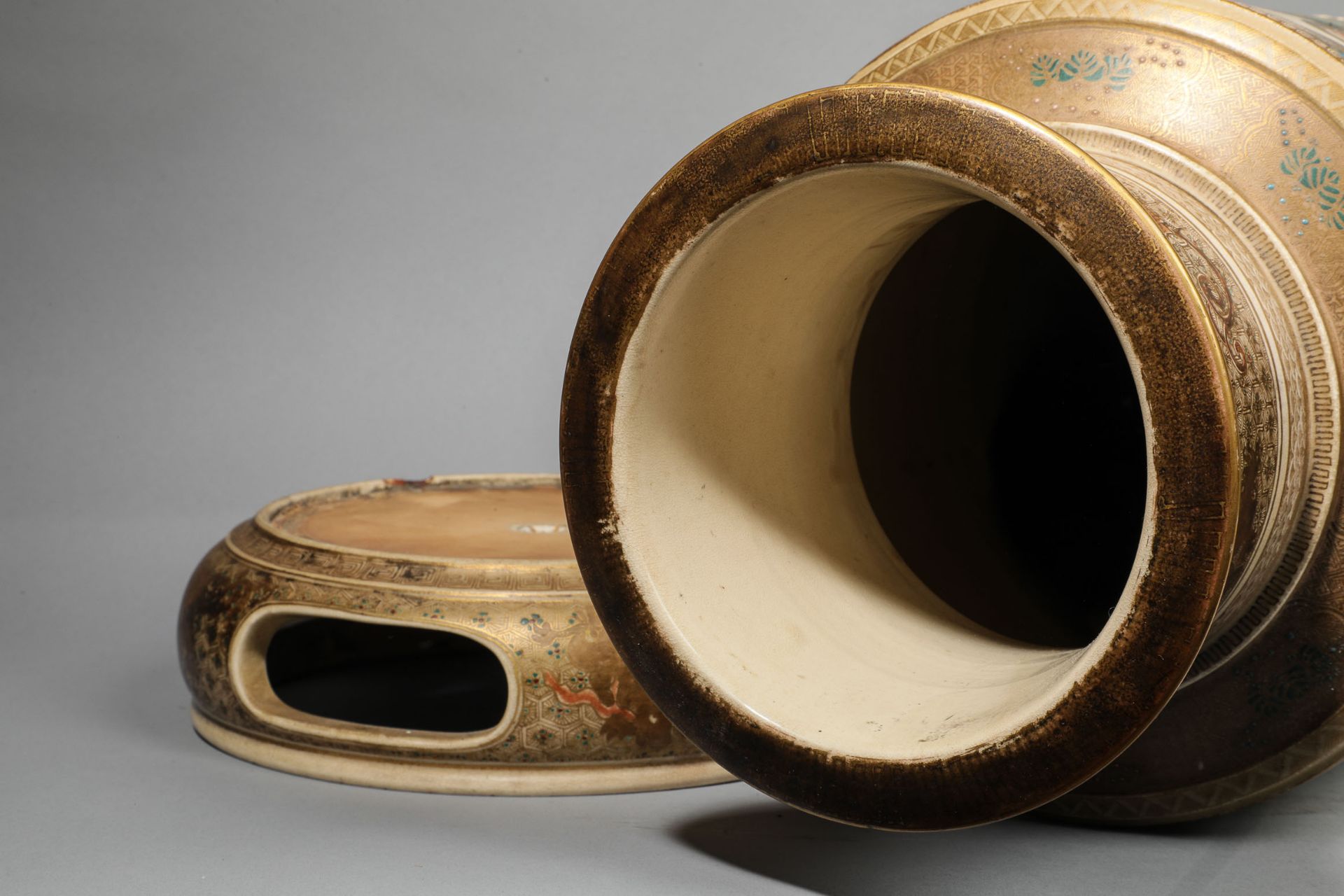 Vase cylindrique sur piètement séparé, en faïence de Satsuma décoré en émaux polychrome et rehauts - Bild 5 aus 9