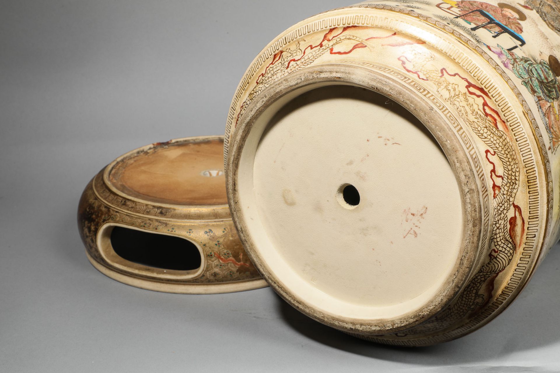 Vase cylindrique sur piètement séparé, en faïence de Satsuma décoré en émaux polychrome et rehauts - Bild 7 aus 9