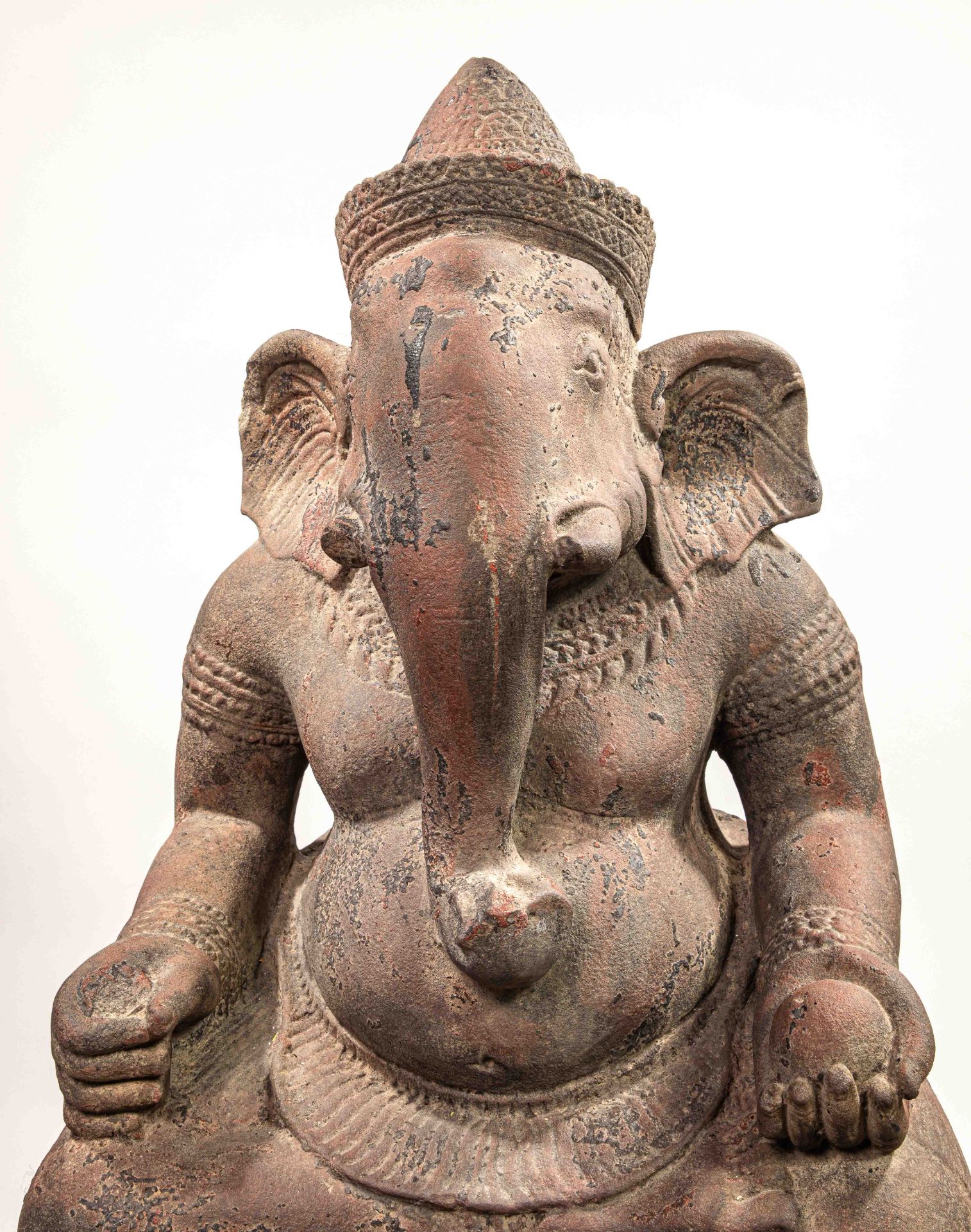 Ganesh assis en Virasana sur une base quadrangulaire lotiforme, ses deux mains posées sur ses - Image 2 of 4
