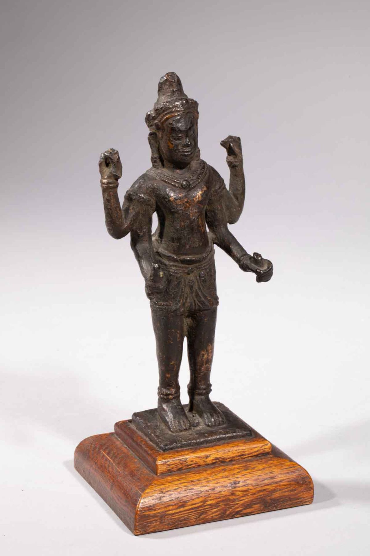 Vishnu debout dans une posture hiératique , sous une forme à 4 bras , coiffé d’une tiare , paré de - Bild 3 aus 5