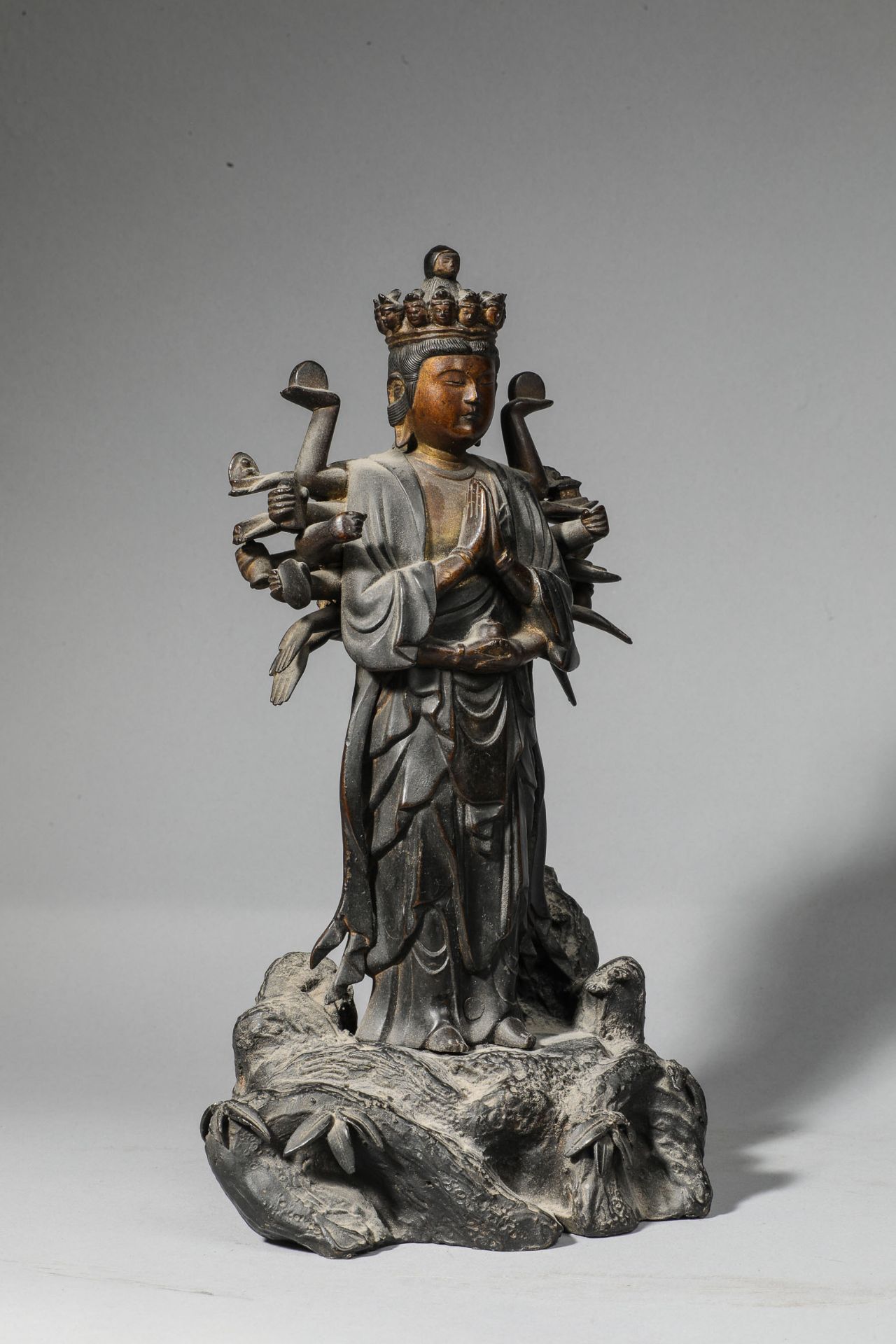 Kannon , le Boddhisattva de la compassion, debout dans une posture hiératique, sur un rocher, - Bild 2 aus 5