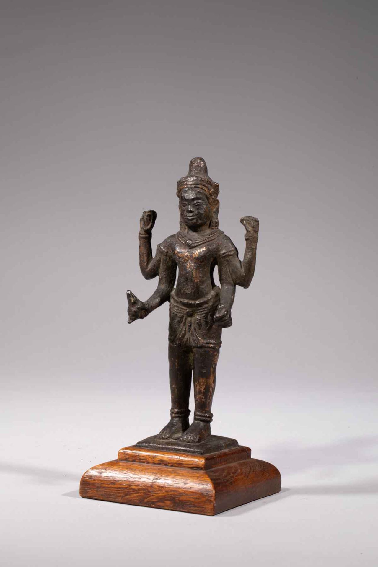 Vishnu debout dans une posture hiératique , sous une forme à 4 bras , coiffé d’une tiare , paré de - Bild 2 aus 5