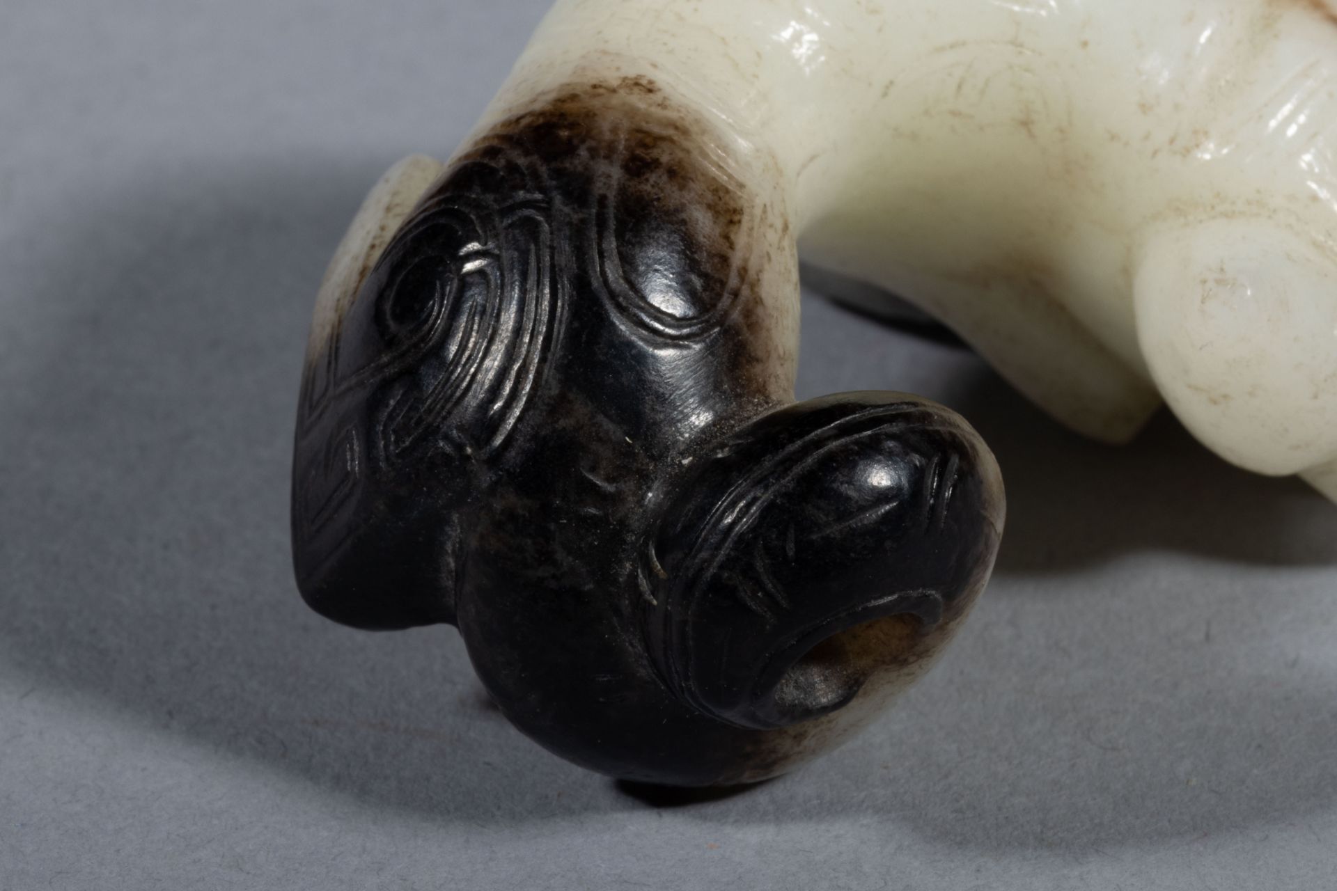 Animal, chimérique, lové Jade blanc et noir Chine Période, des Zhou de l’Ouest 11eme siècle à 770, - Bild 8 aus 9