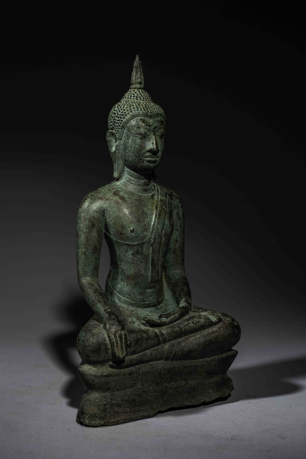 Buddha Maravijaya assis en bumishparshamudra et virasana vêtu de la robe monastique utarasanga - Bild 2 aus 4