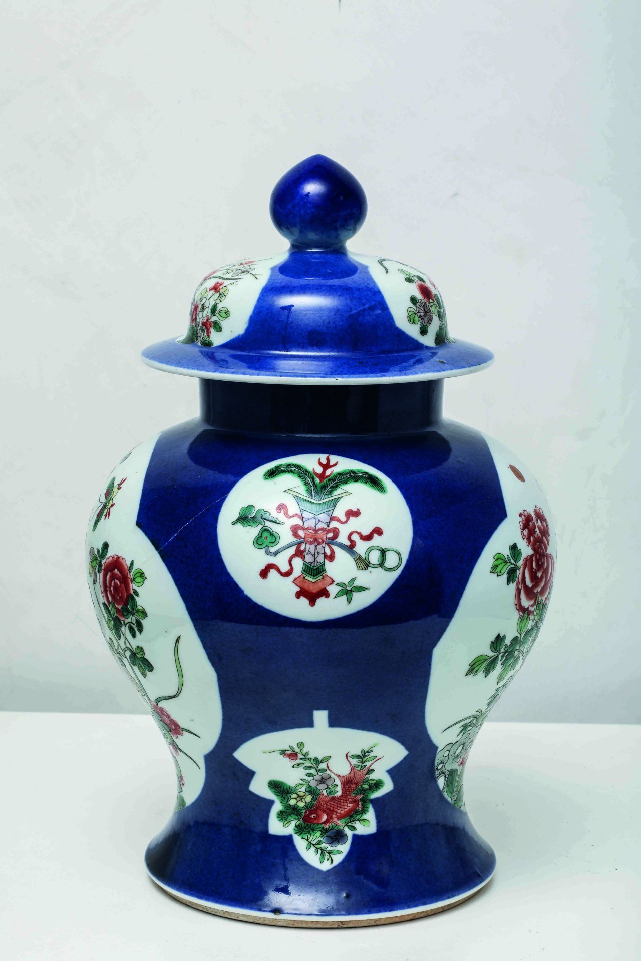 Potiche, couverte en porcelaine blanche, sur fond bleu, cobalt en négatif, décoré en réserve - Bild 6 aus 11