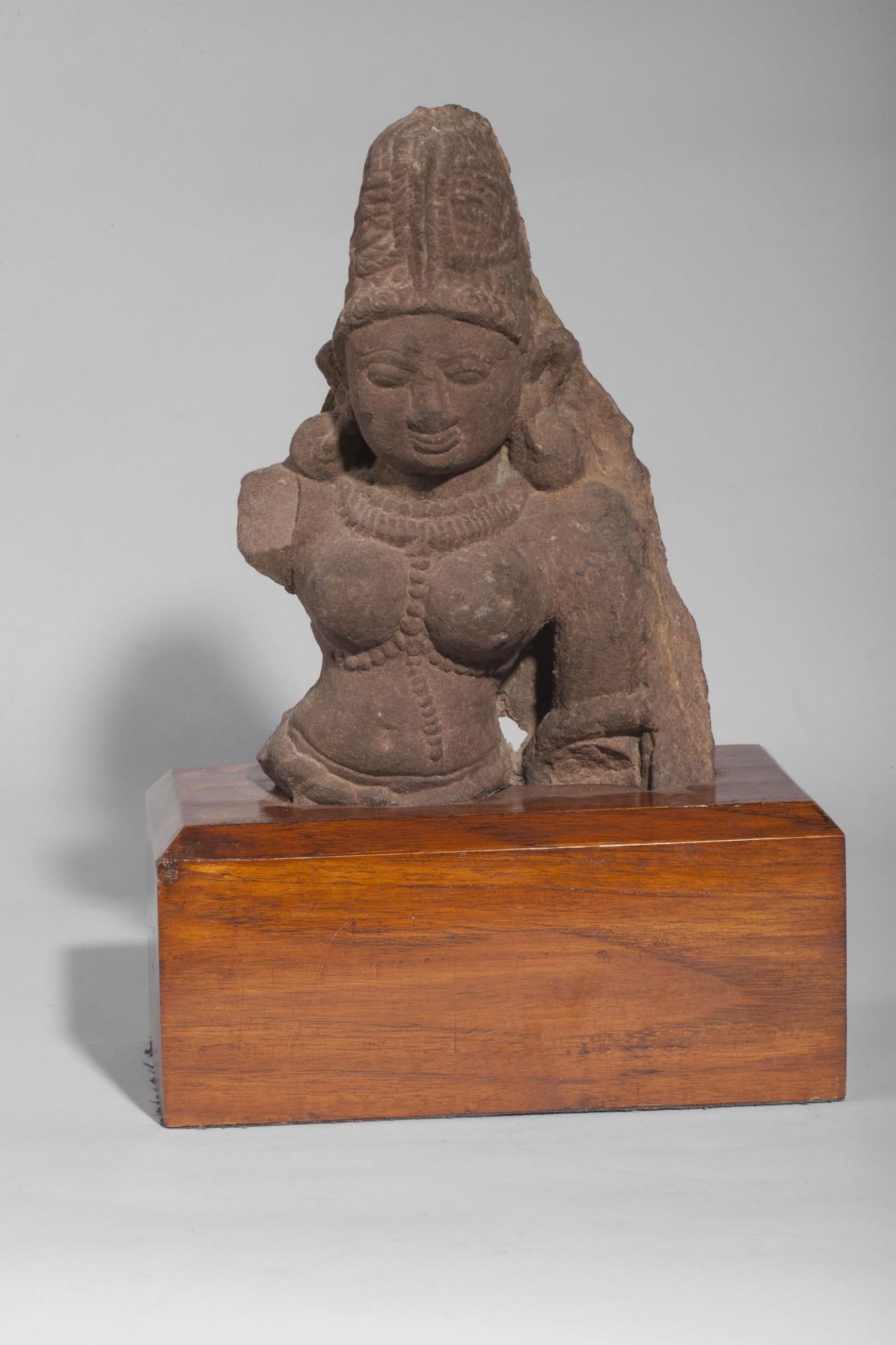 Buste de divinité féminine, sans doute Parvati, coiffée du haut chignon d'ascète de Shiva Pierre
