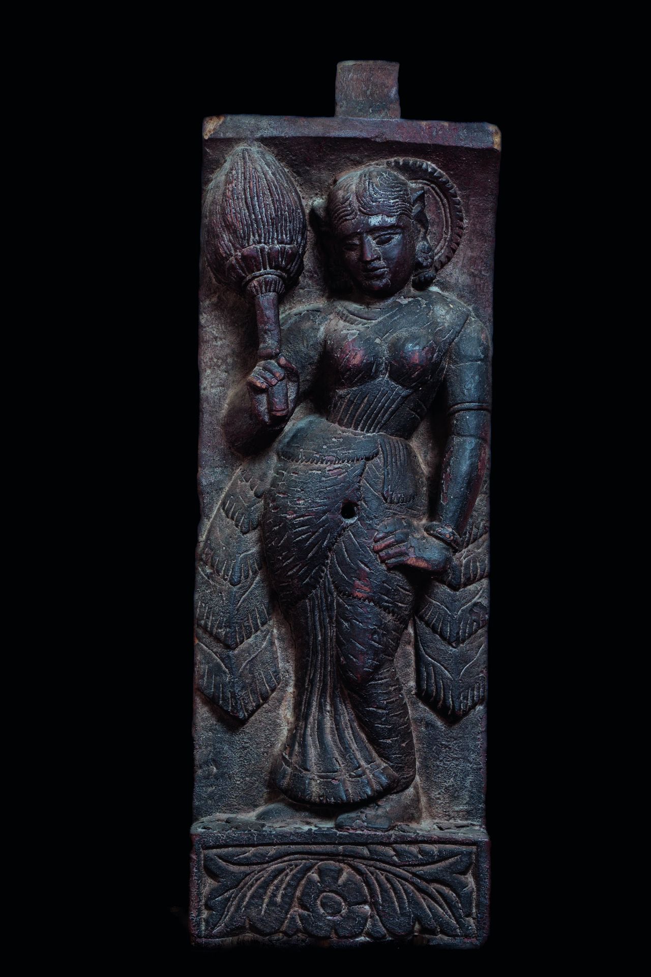 Haut relief d’un chariot processionnel, illustrant, la déesse Lakshmi, figurer, debout, en