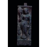 Haut relief d’un chariot processionnel, illustrant, la déesse Lakshmi, figurer, debout, en