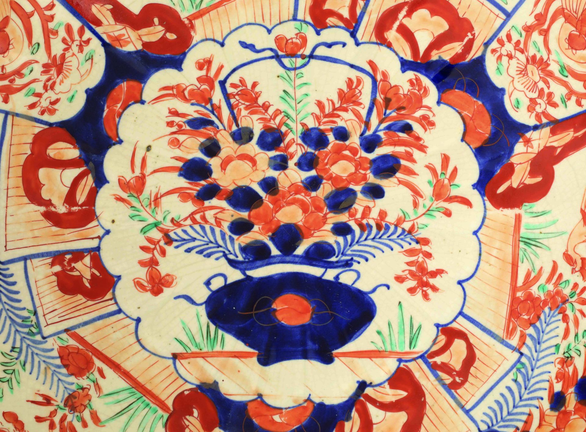 Plat polylobé en faïence d’Arita , décoré en émaux rouge et bleu sur fond blanc Japon Période Meji - Bild 2 aus 3