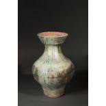 Vase de forme Hu enterre cuite à glaçure verte plombifère Chine Dynastie des han 206 avant à 220