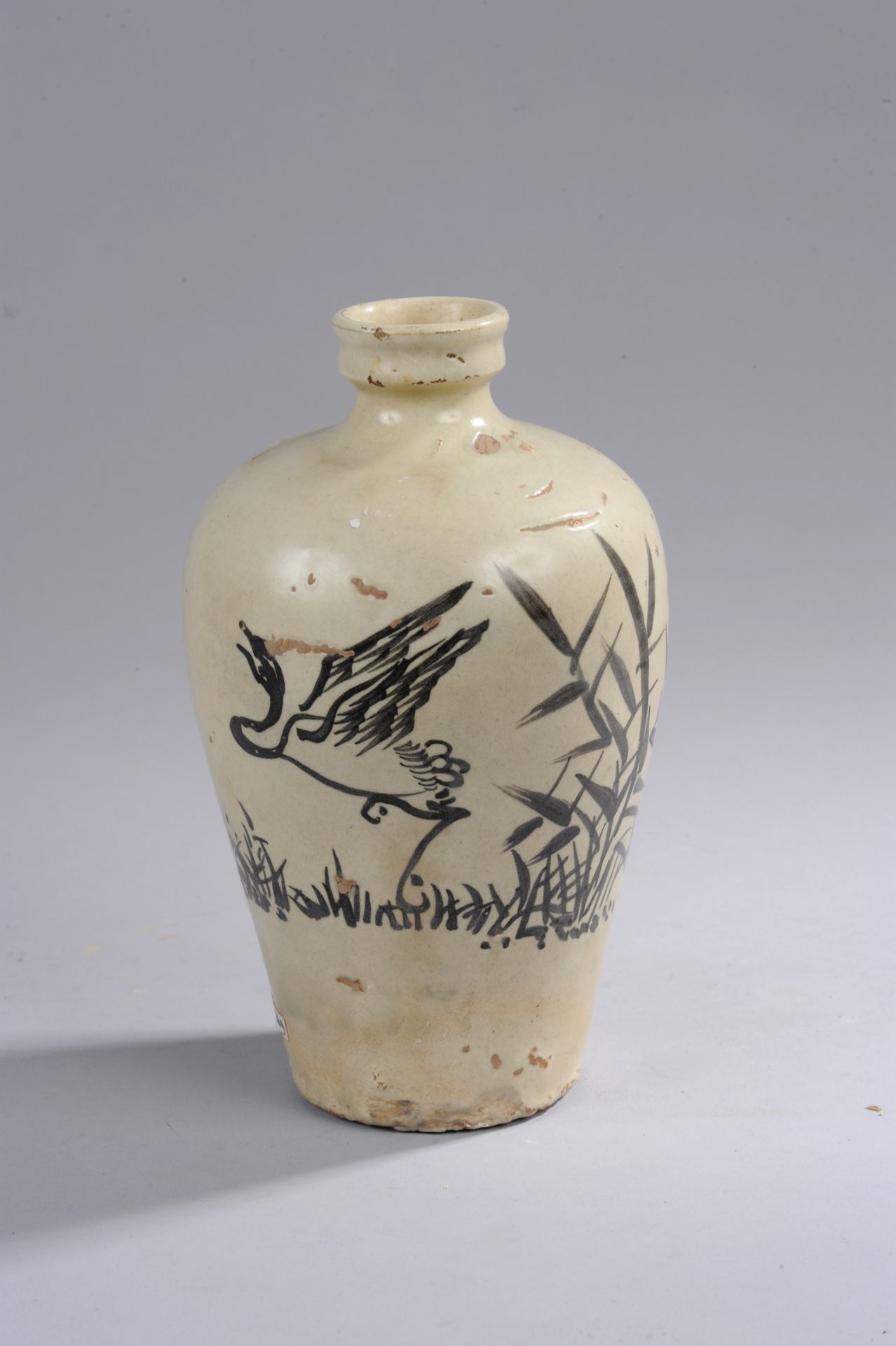 Vase meïping Cizhu décoré en ocre brun sur couverte blanc crémeux d'un échassier prenant son envol
