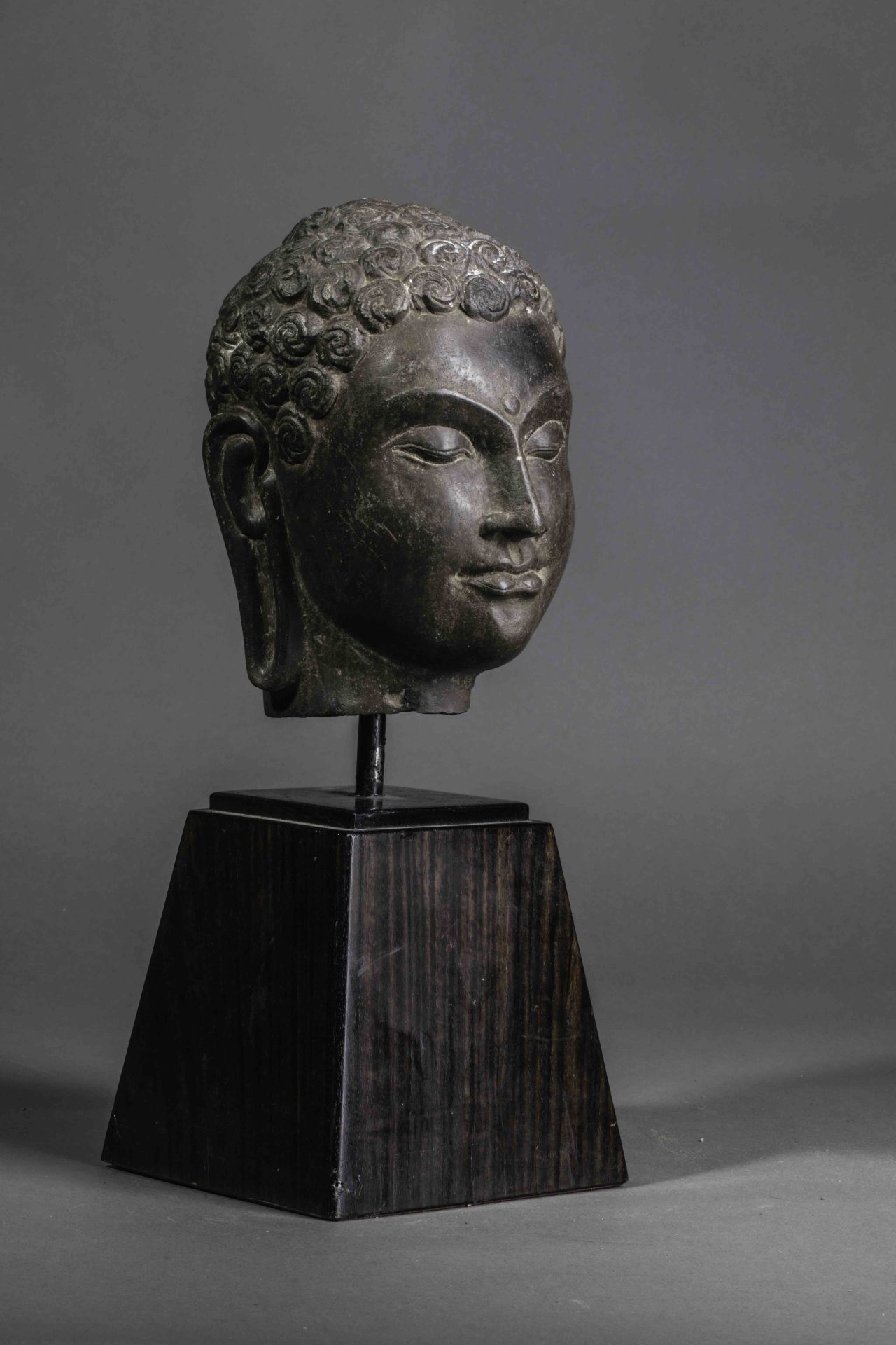 Tête de Buddha à la beauté juvénile, l’expression sereine,les yeux mi-clos préconisant le regard à - Bild 5 aus 7