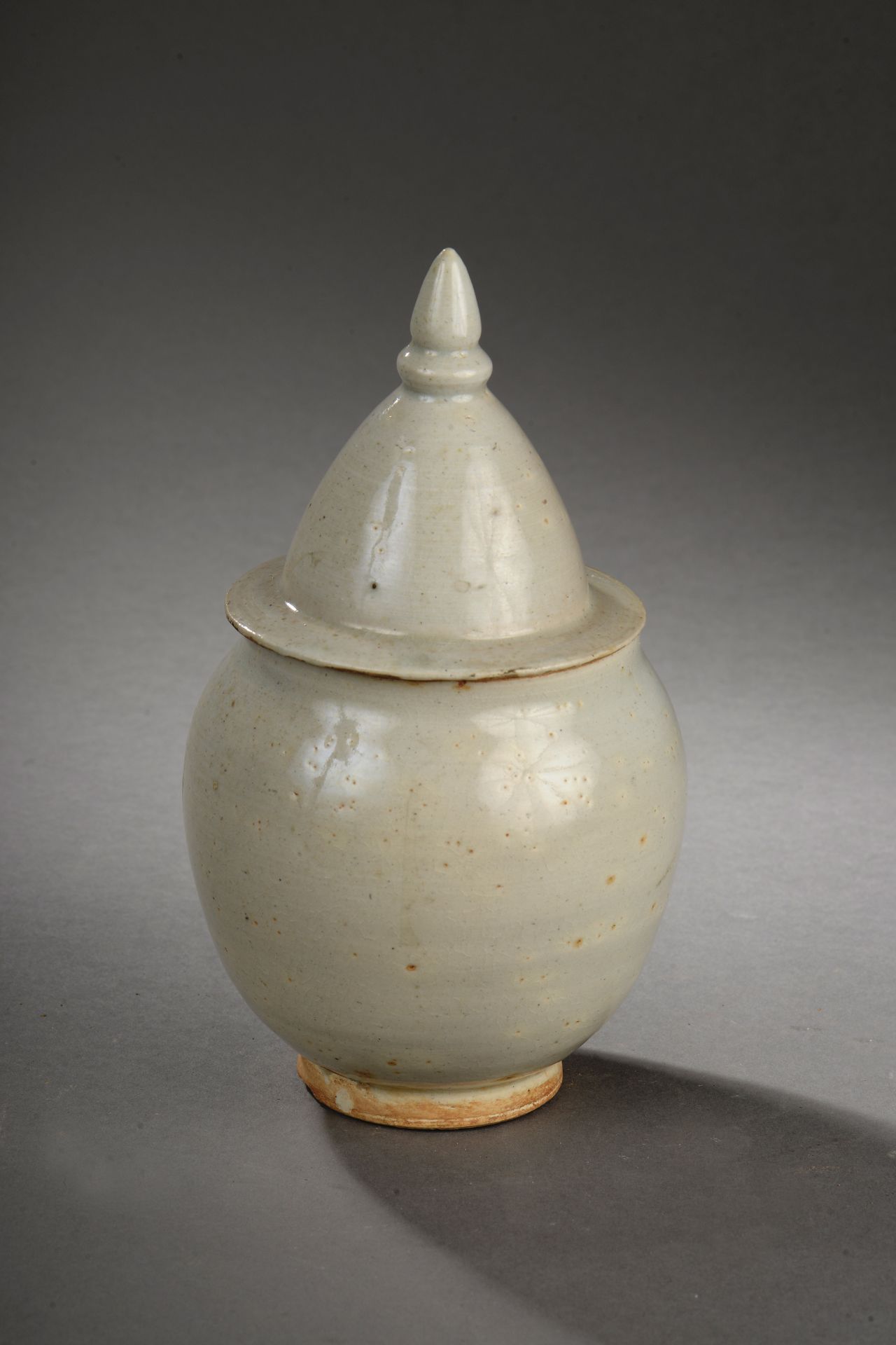 Urne couverte Qinbaï pansue à fond plat et couvercle conique à tenon de préhension Fin grés