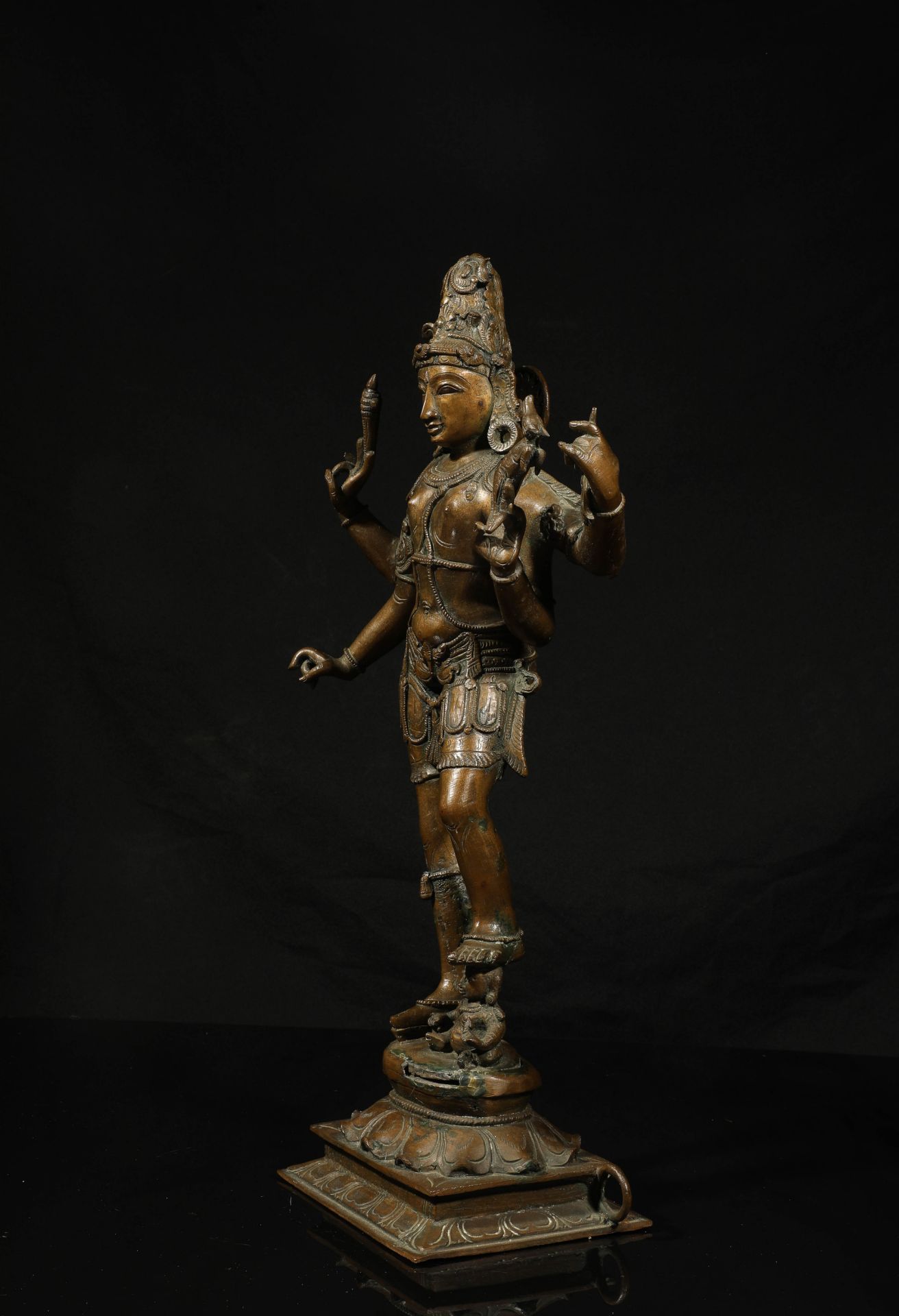 Shiva figuré debout sur un socle à lotus, sous une forme à quatre bras tenant les attributs - Bild 4 aus 5
