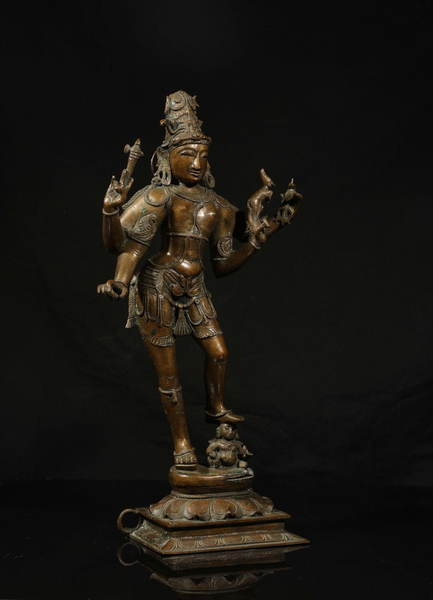 Shiva figuré debout sur un socle à lotus, sous une forme à quatre bras tenant les attributs - Bild 2 aus 5
