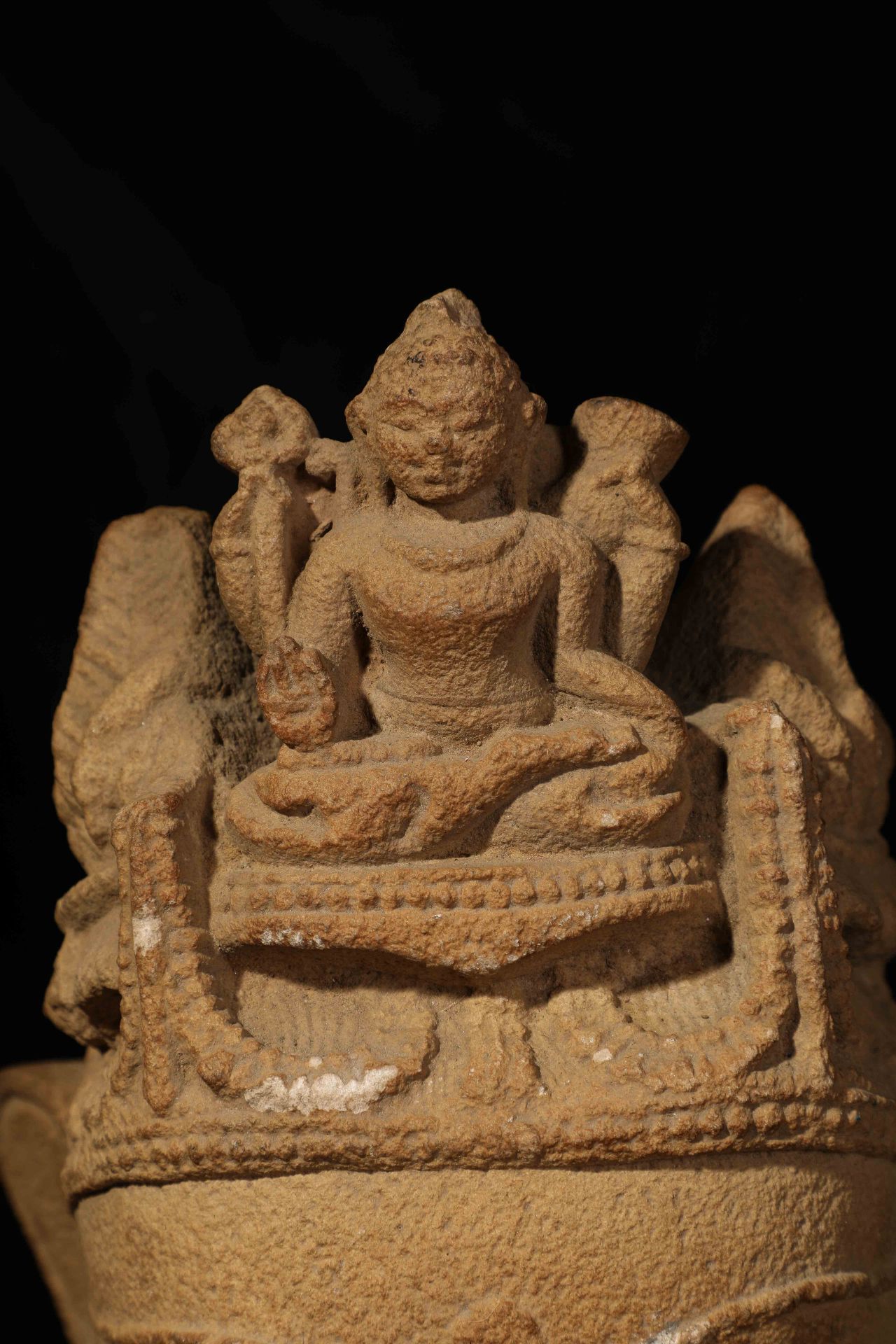 Buste de Prajnaparamita, forme féminine de Boddhisattva, à la beauté juvénile, figurée torse nu, - Image 9 of 9