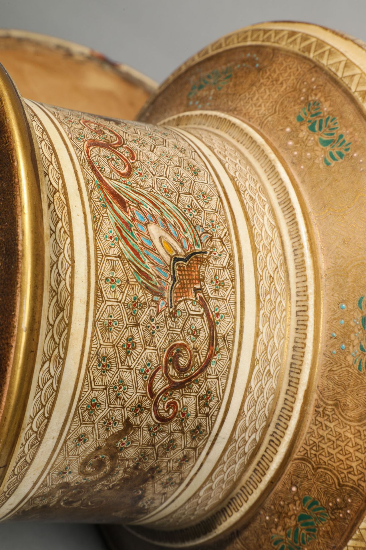 Vase cylindrique sur piètement séparé, en faïence de Satsuma décoré en émaux polychrome et rehauts - Bild 6 aus 9