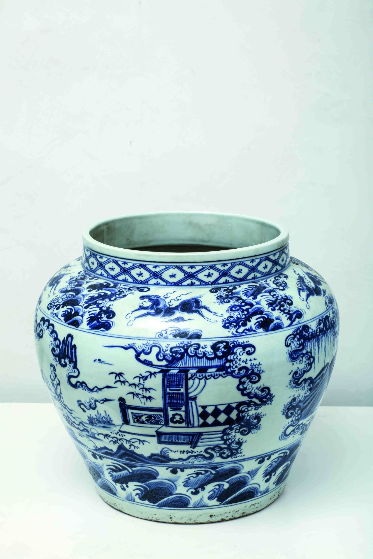 jarre Guan « Windswept » Corp robuste à large épaulement en porcelaine blanche, décorée en bleu
