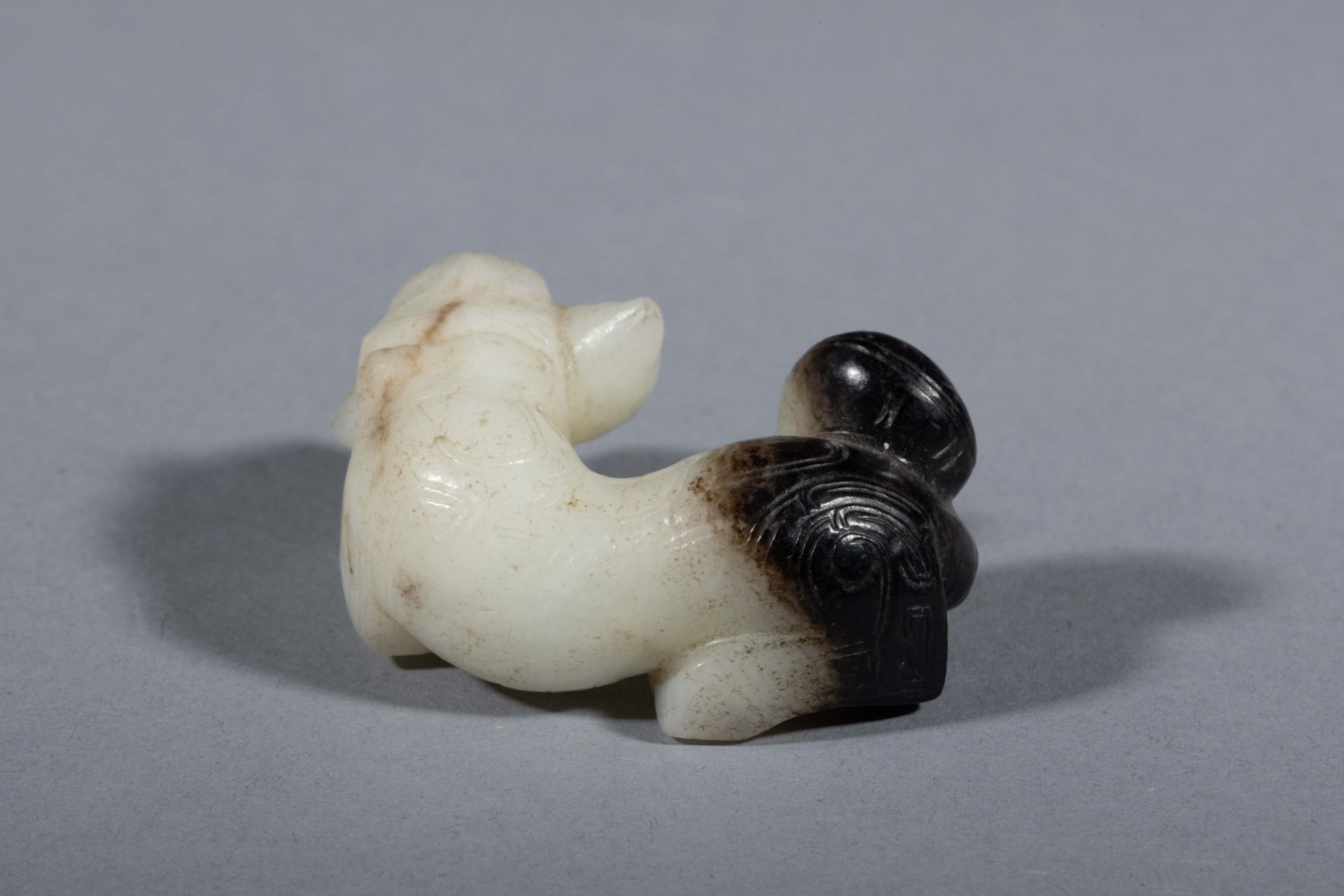 Animal, chimérique, lové Jade blanc et noir Chine Période, des Zhou de l’Ouest 11eme siècle à 770, - Bild 4 aus 9