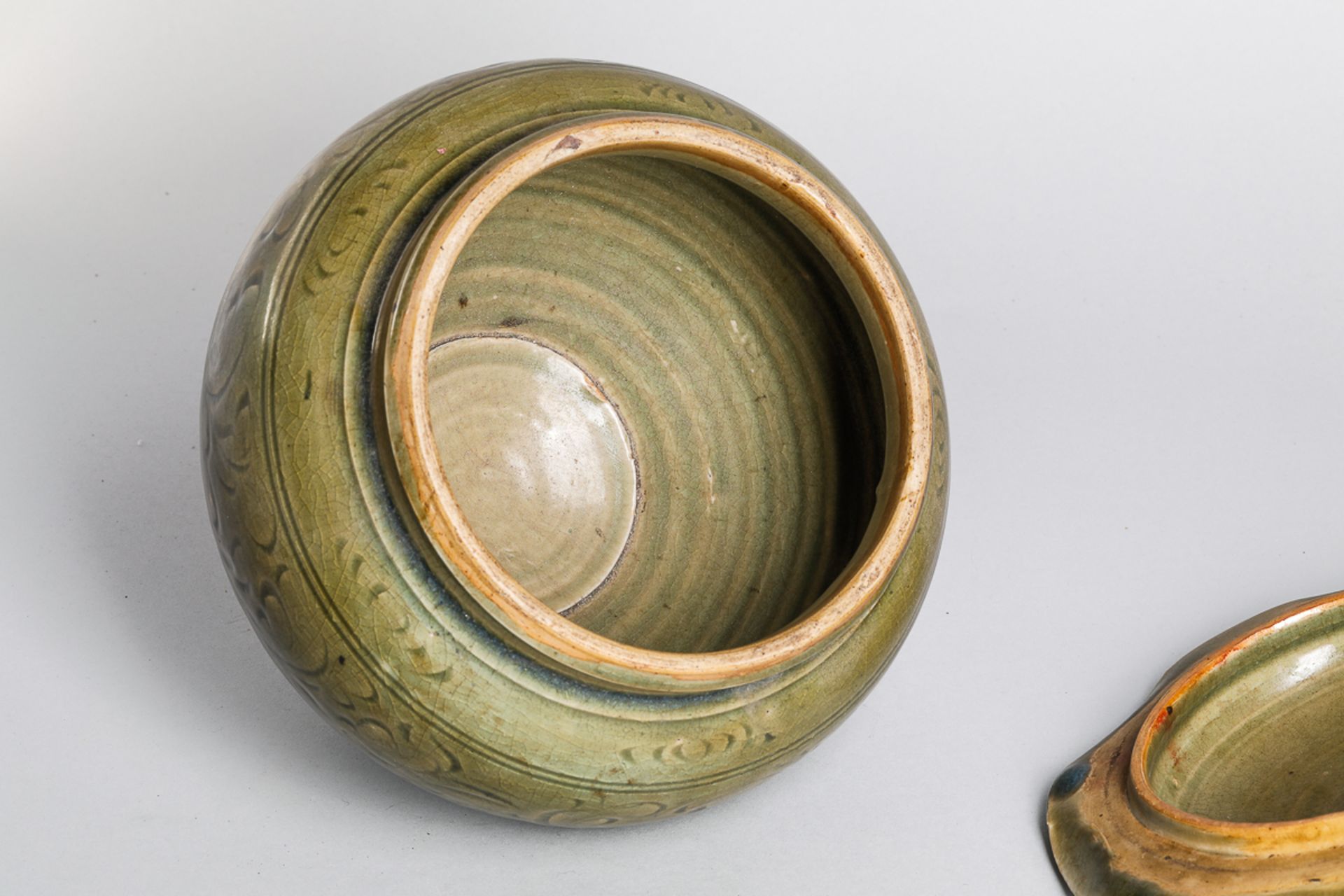 Bouillon couvert en épaisse porcelaine du Longquan incisé sous glaçure monochrome céladon de - Bild 4 aus 5