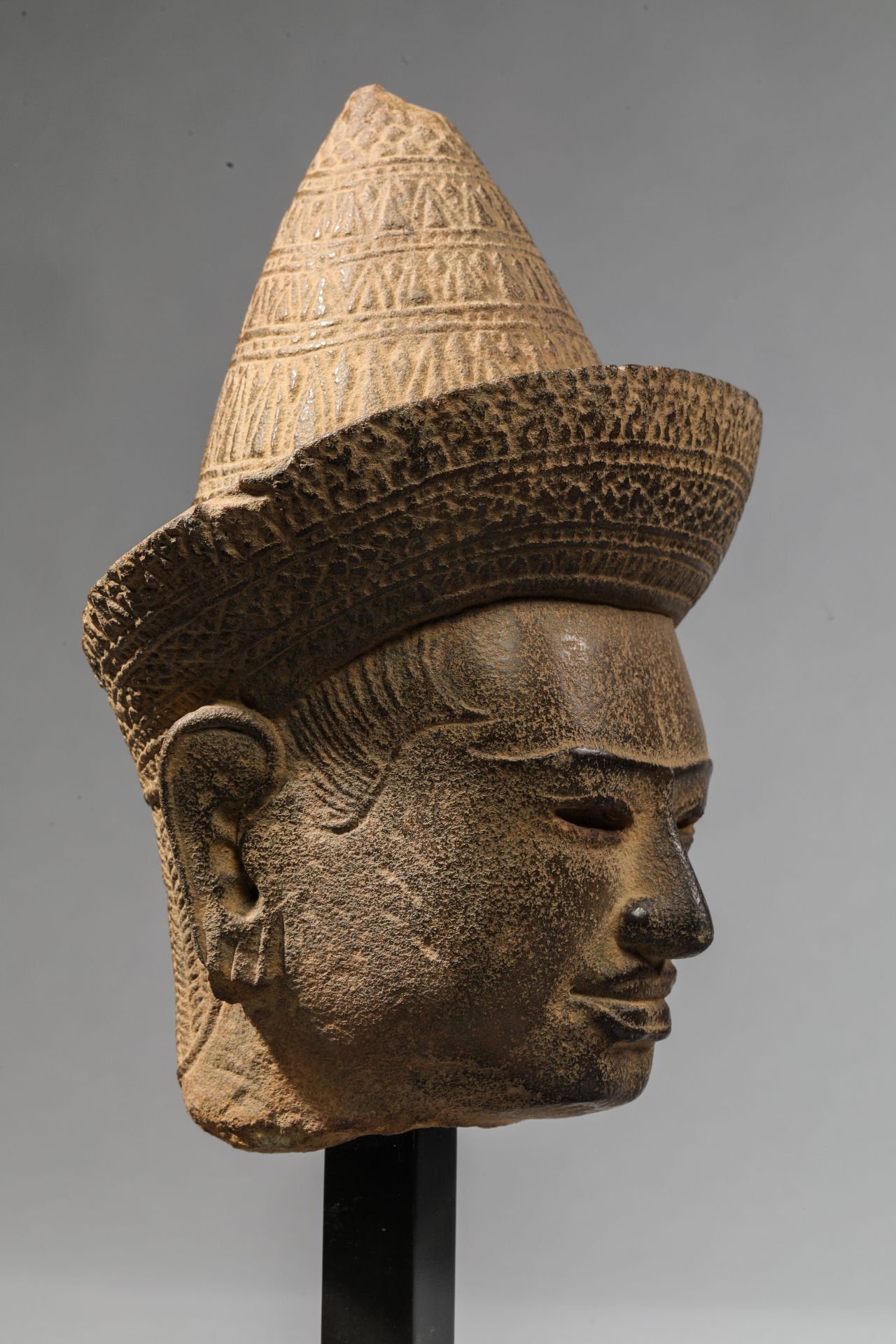 Tête de Vishnu au visage doux et sensuel à la beauté juvénile, coiffé d’une tiare Mukuta conique sur - Image 6 of 8