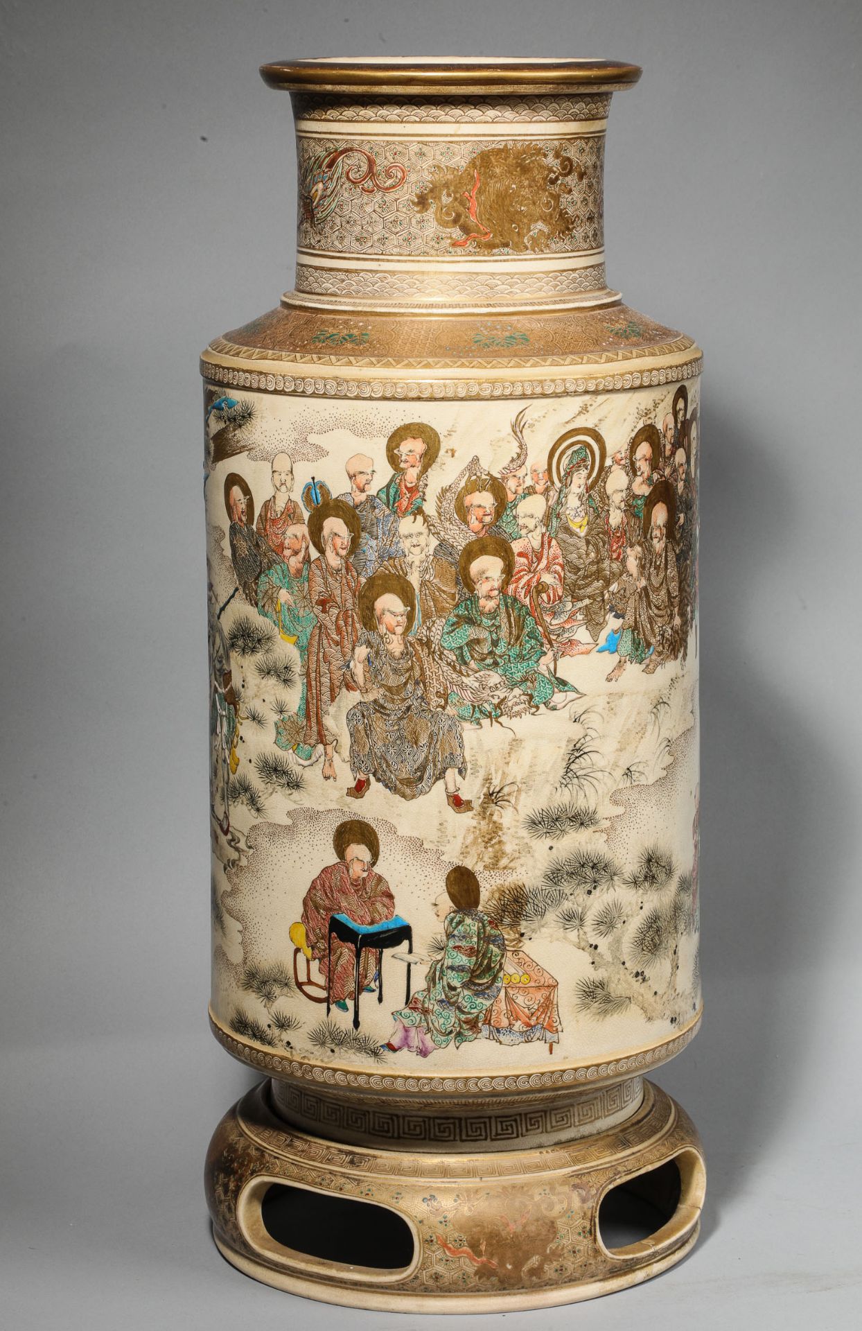 Vase cylindrique sur piètement séparé, en faïence de Satsuma décoré en émaux polychrome et rehauts - Bild 2 aus 9