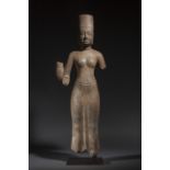 Uma, épouse de Shiva, debout figurée en posture hiératique, sous une forme à quatre bras, torse