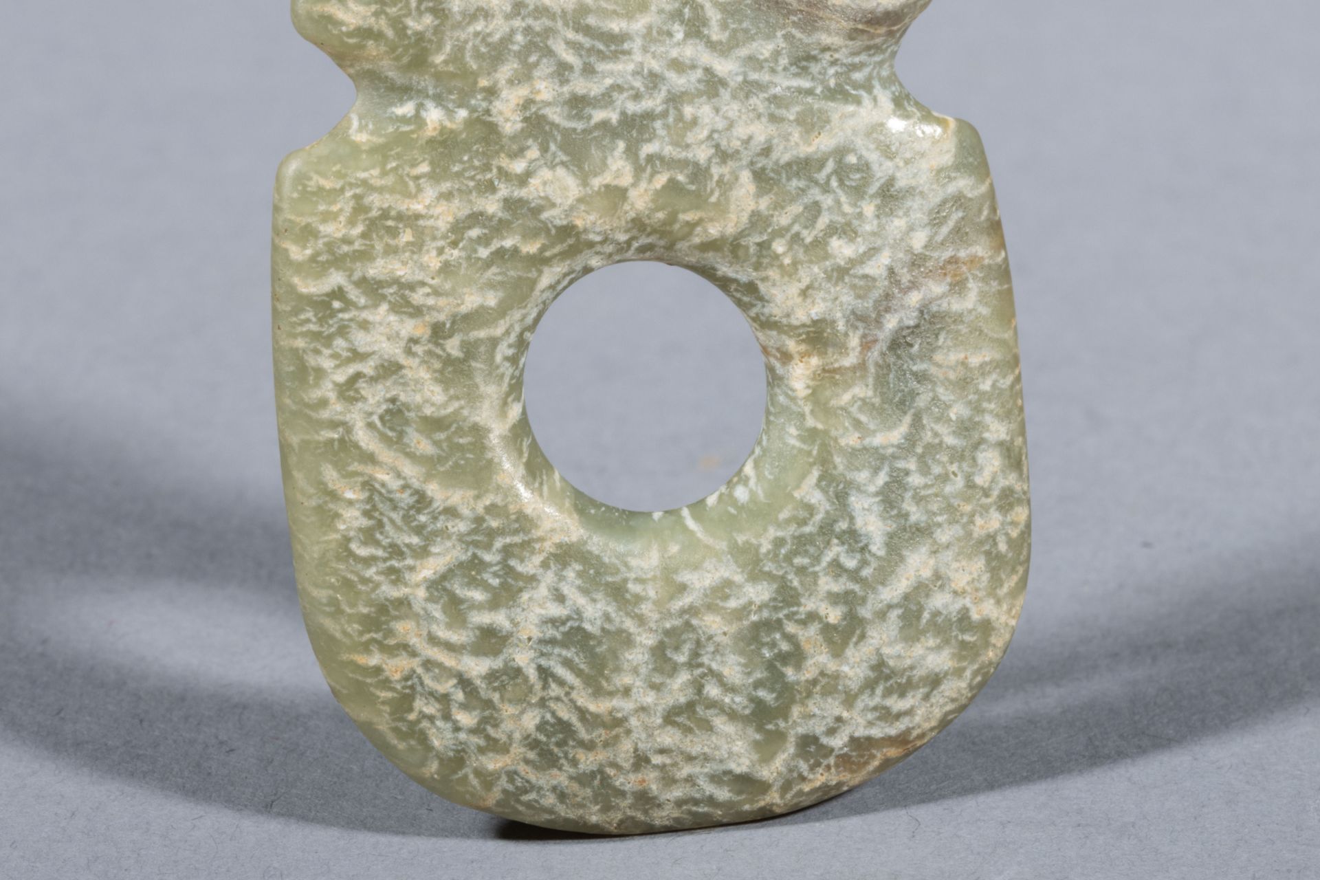 Objet rituel, formant un « 8 » double « Bi » Jade céladon, tacheté de blanc crémeux Chine Culture - Bild 6 aus 8