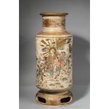 Vase cylindrique sur piètement séparé, en faïence de Satsuma décoré en émaux polychrome et rehauts