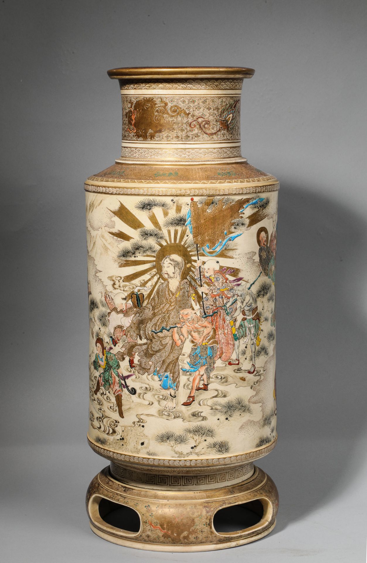 Vase cylindrique sur piètement séparé, en faïence de Satsuma décoré en émaux polychrome et rehauts