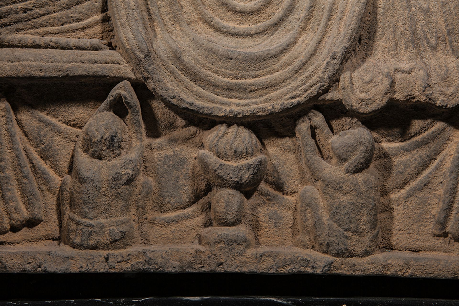 Le Boddhisattva Maïtreya assis en méditation sur un socle habité de deux adorants et d'une - Image 6 of 6