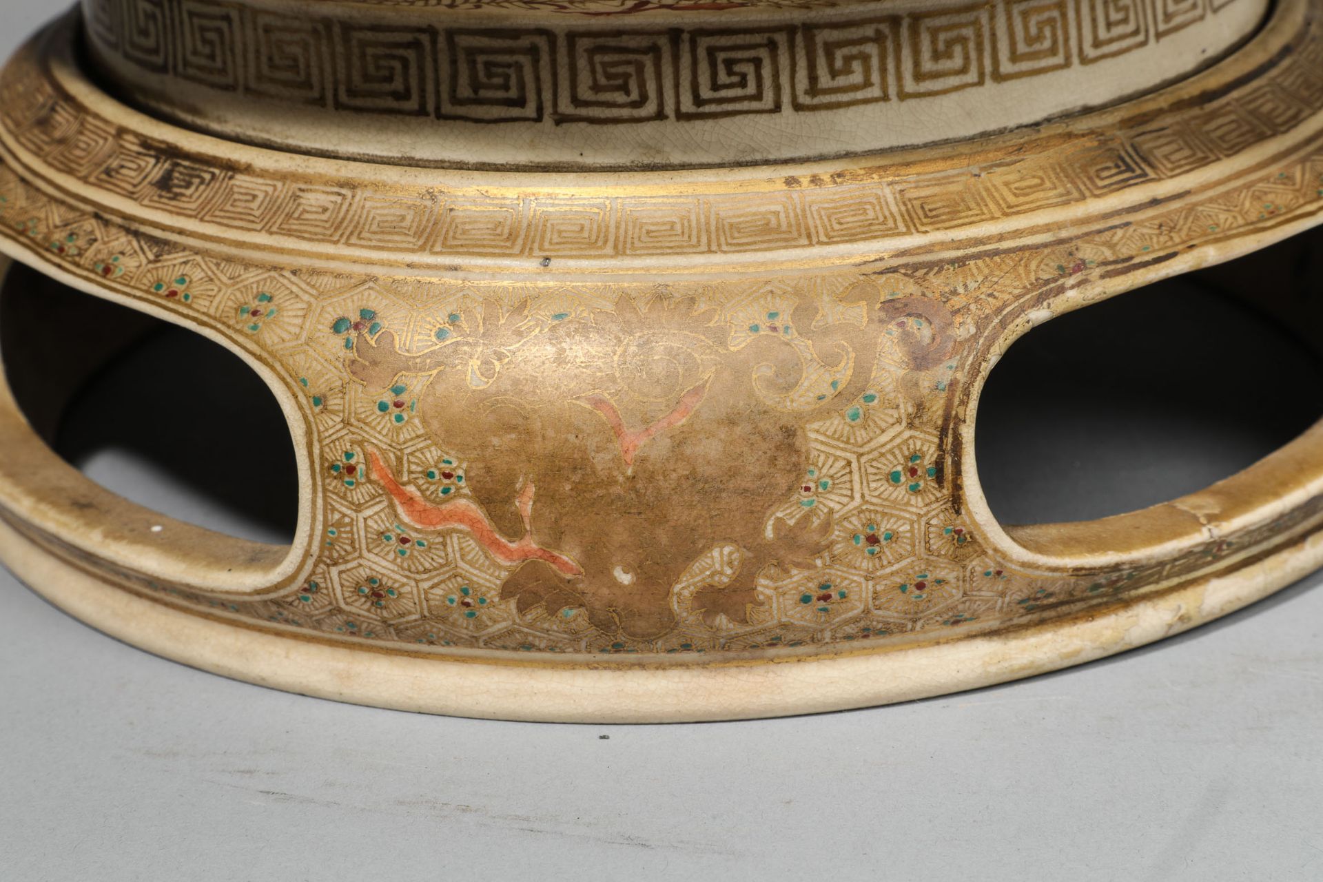 Vase cylindrique sur piètement séparé, en faïence de Satsuma décoré en émaux polychrome et rehauts - Bild 4 aus 9