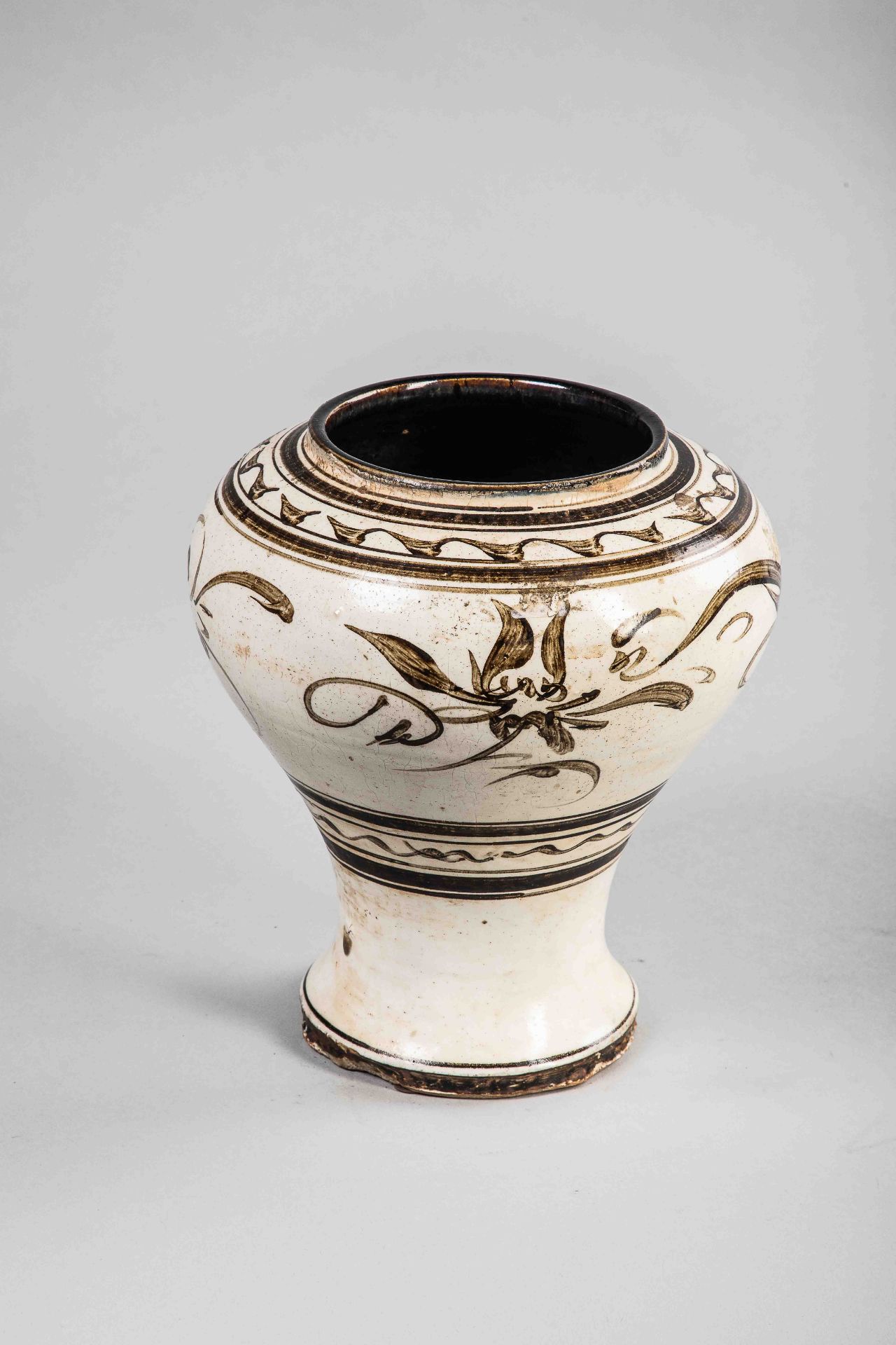 Pot cizhu sur piédouche à large panse ouverte en grès porcelaineux à décor de motifs floraux et