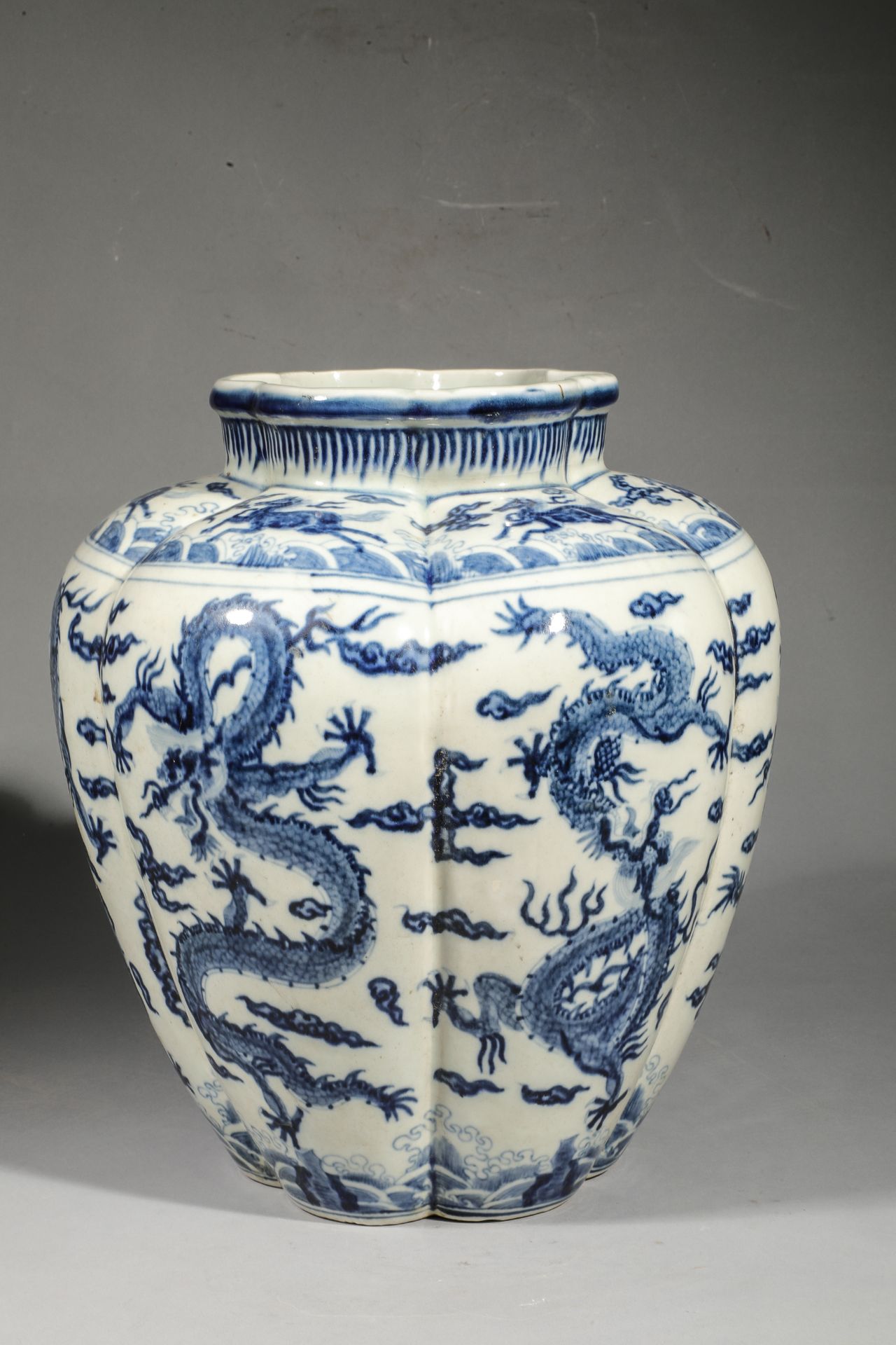 Pot à panse polylobée en porcelaine blanche décorée en porcelaine bleu cobalt sous couverte de - Bild 2 aus 5