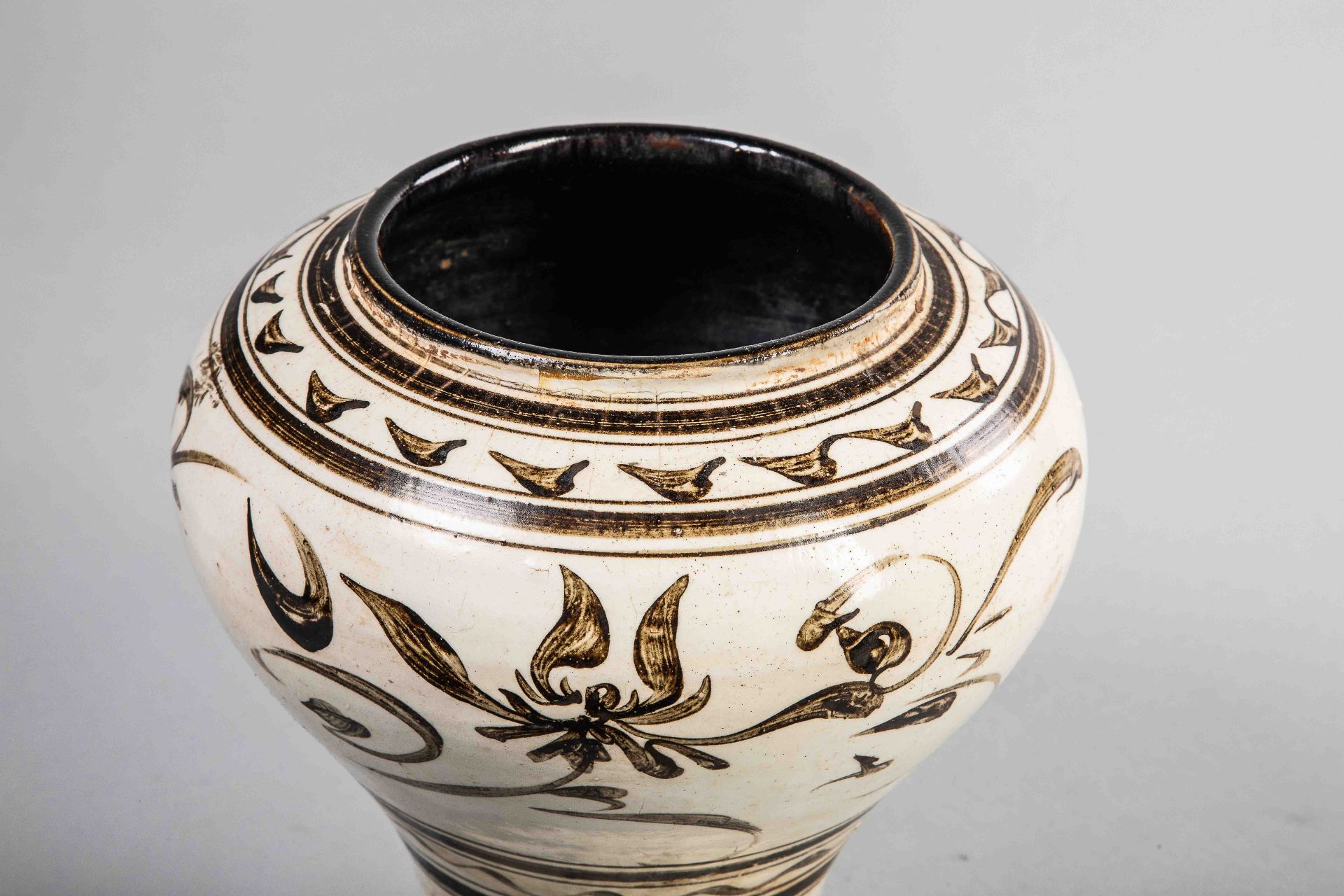 Pot cizhu sur piédouche à large panse ouverte en grès porcelaineux à décor de motifs floraux et - Bild 2 aus 4