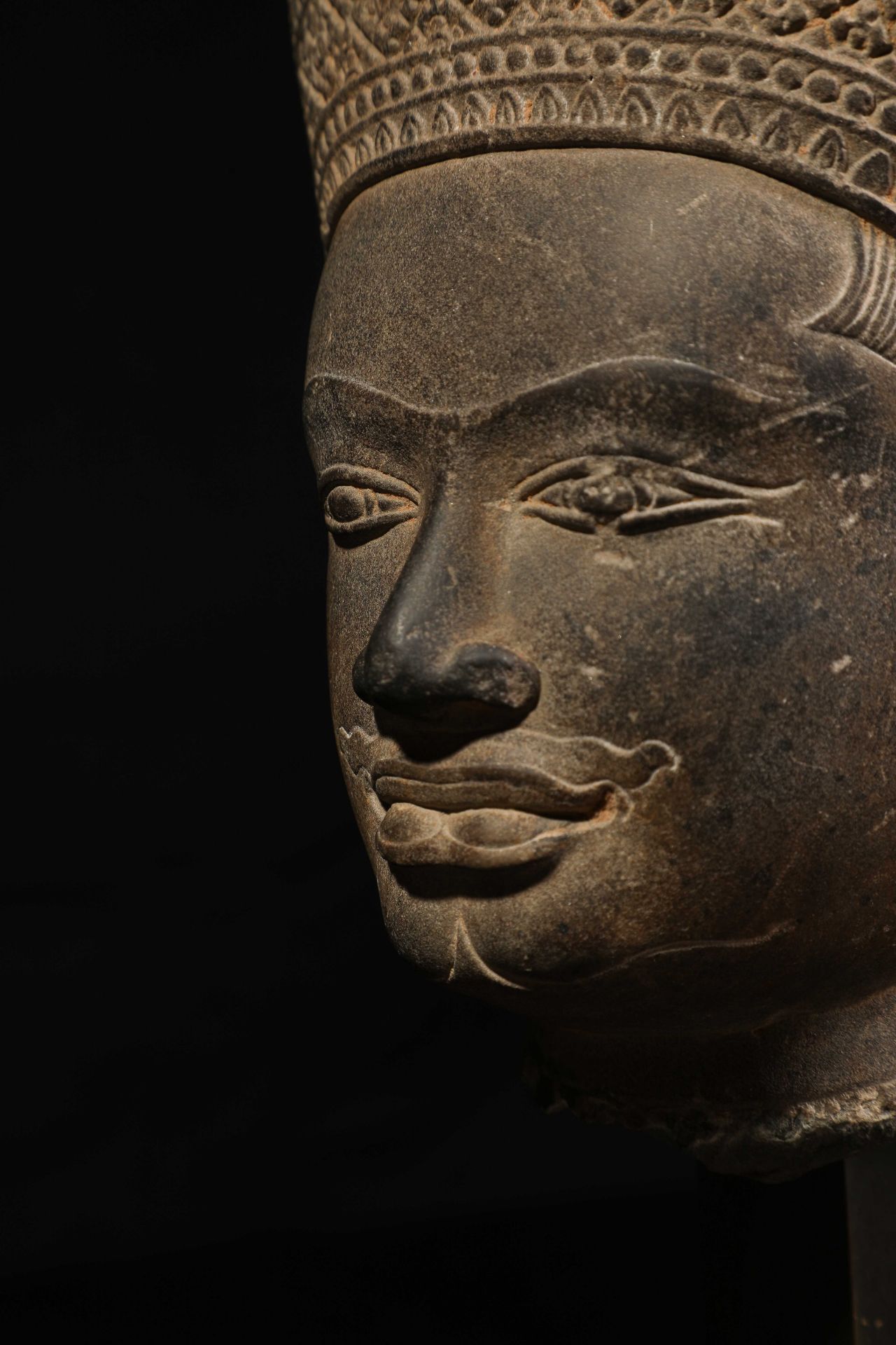 Tête de Vishnu coiffée d'un diadème associé à une Mukuta conique , le visage doux et sensuel , le - Image 3 of 8