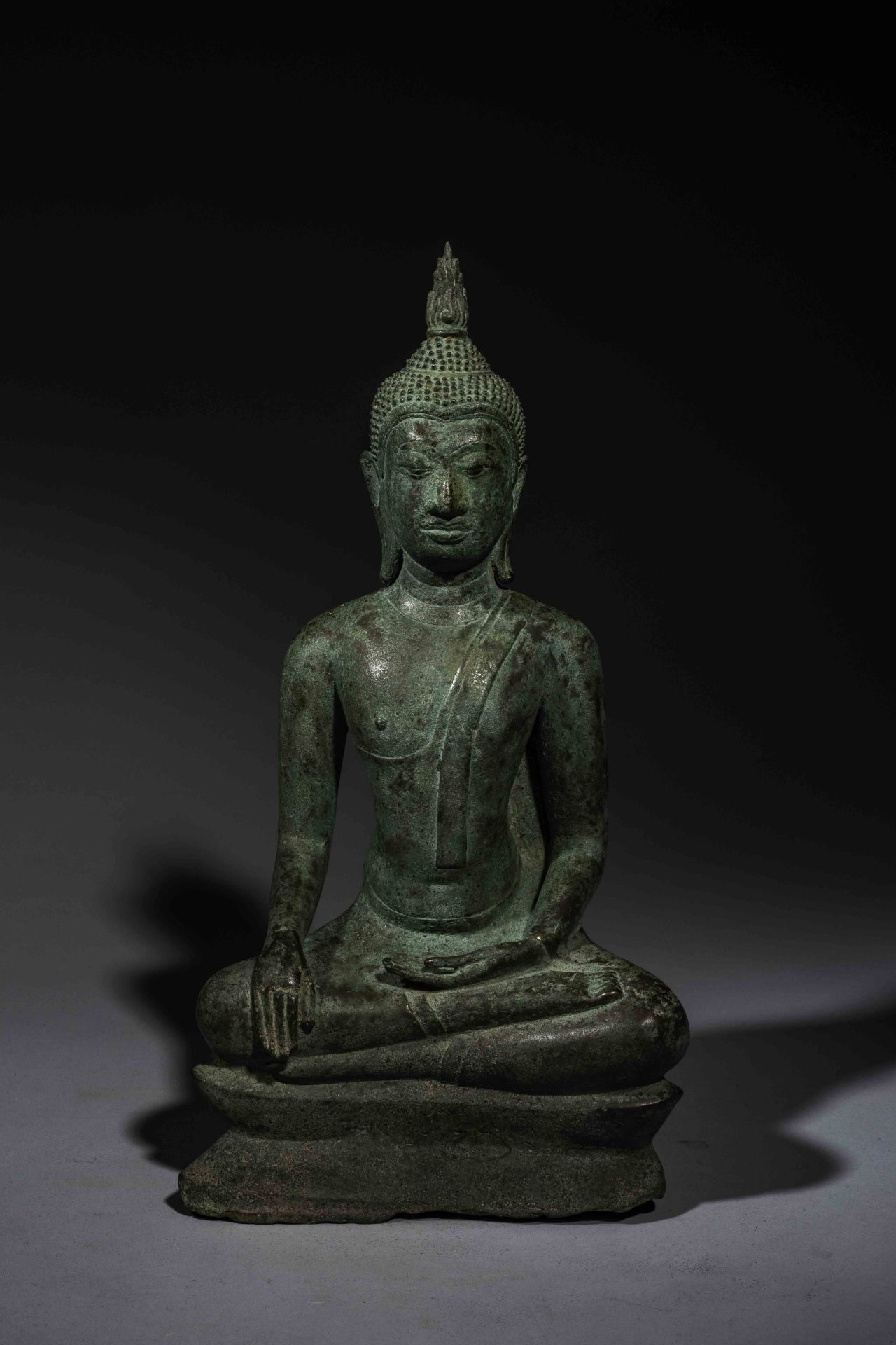 Buddha Maravijaya assis en bumishparshamudra et virasana vêtu de la robe monastique utarasanga