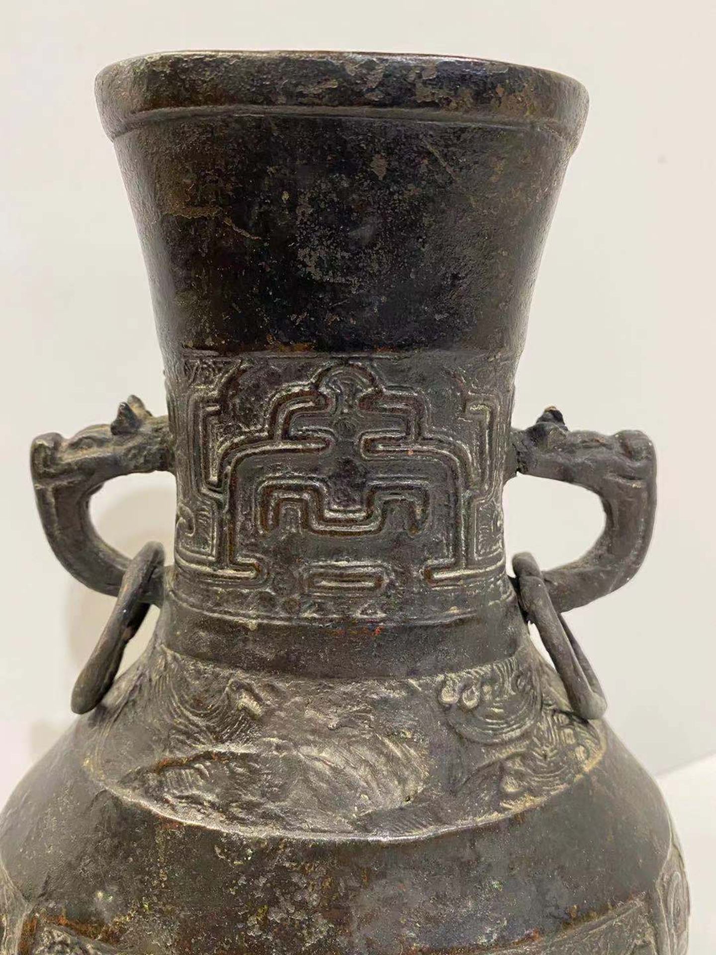 Vase archaïsant de forme Hu sur piédouche et anses zoomorphes à anneaux mobiles moulés de frises - Bild 2 aus 6
