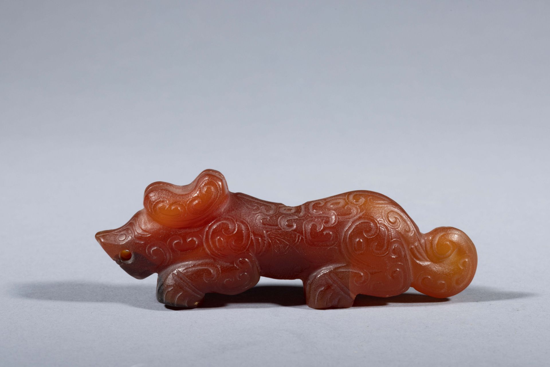 Bixie Animal, chimérique, couché ciselé de Leiwen à traces de calcification Jade ocre rouge ambré,