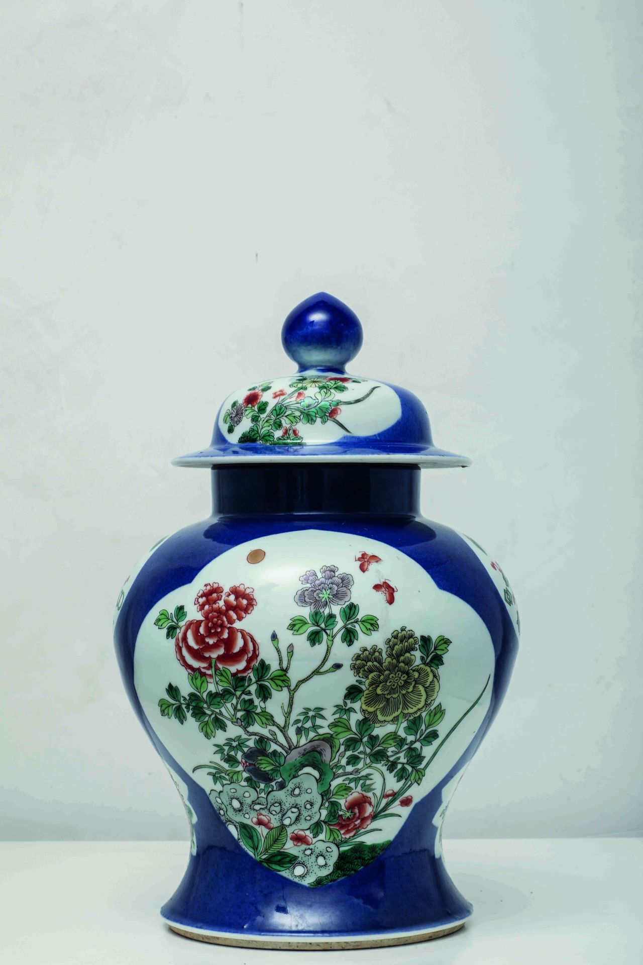 Potiche, couverte en porcelaine blanche, sur fond bleu, cobalt en négatif, décoré en réserve - Bild 2 aus 11