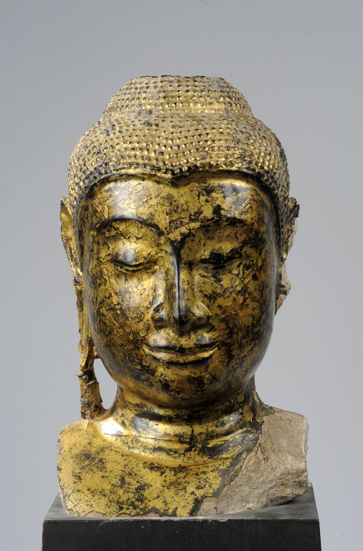 Buste de Buddha à l'expression sereine, les yeux mi clos préconisant le regard à l'intérieur de soi, - Bild 2 aus 2
