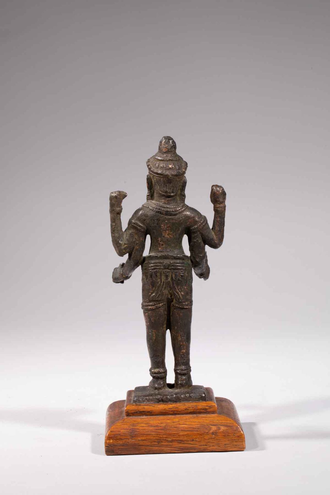 Vishnu debout dans une posture hiératique , sous une forme à 4 bras , coiffé d’une tiare , paré de - Bild 5 aus 5