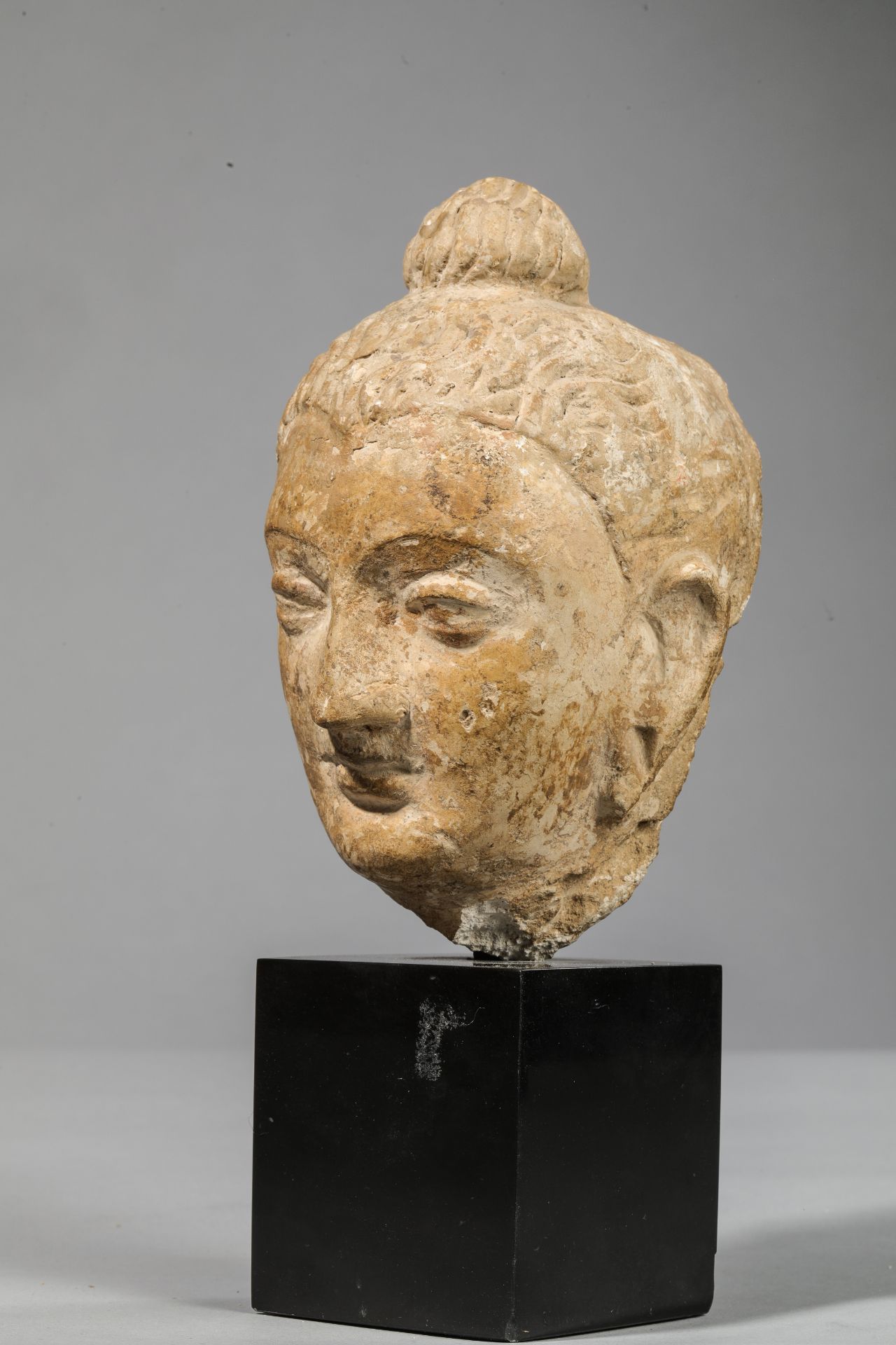 Tête du Boddhisattva Maitreya, coiffée d’une chevelure bouclée surmontée d’un chignon Stuc Art Gréco - Bild 4 aus 6