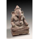 Ganesh assis en Virasana sur une base quadrangulaire lotiforme, ses deux mains posées sur ses