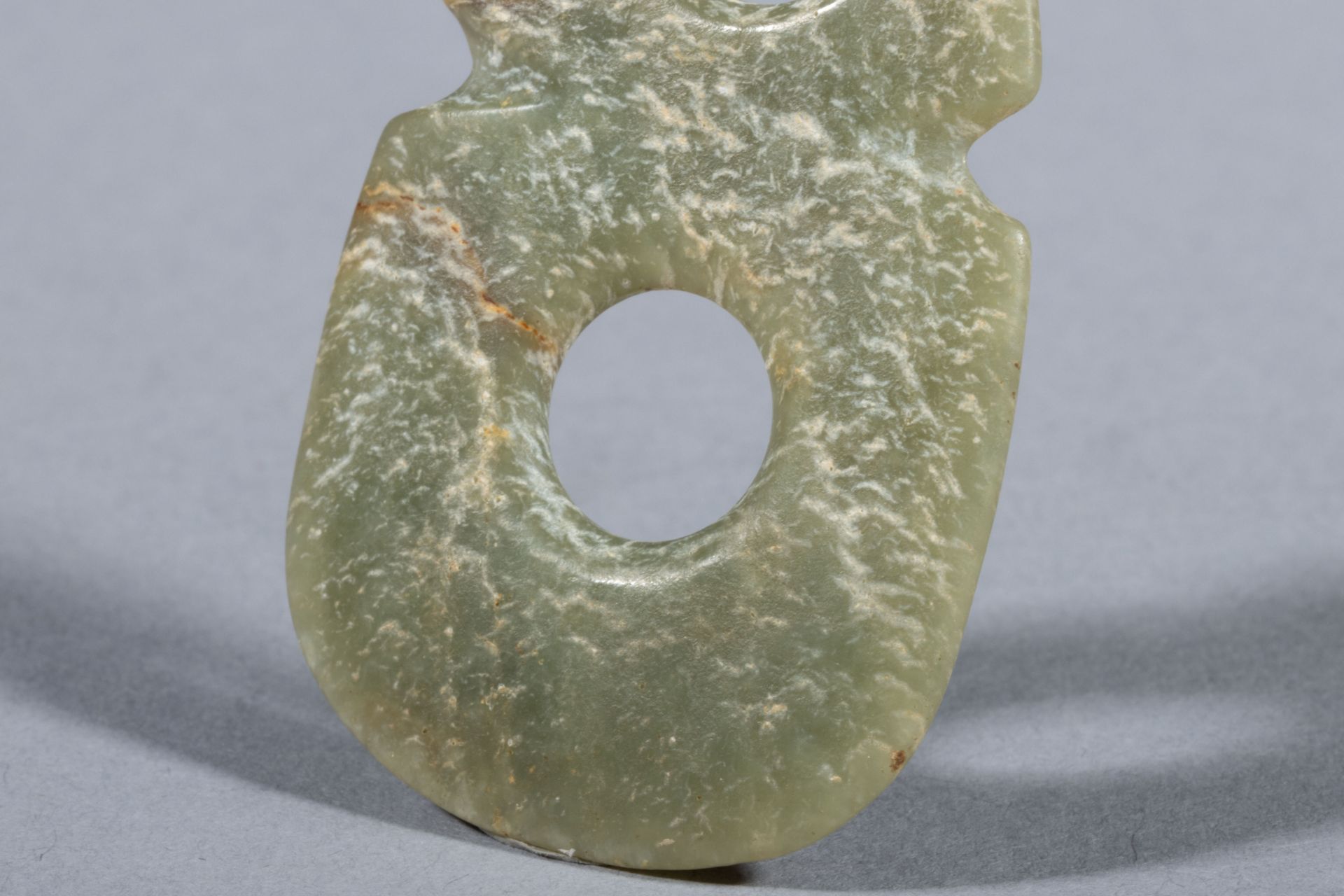 Objet rituel, formant un « 8 » double « Bi » Jade céladon, tacheté de blanc crémeux Chine Culture - Bild 4 aus 8