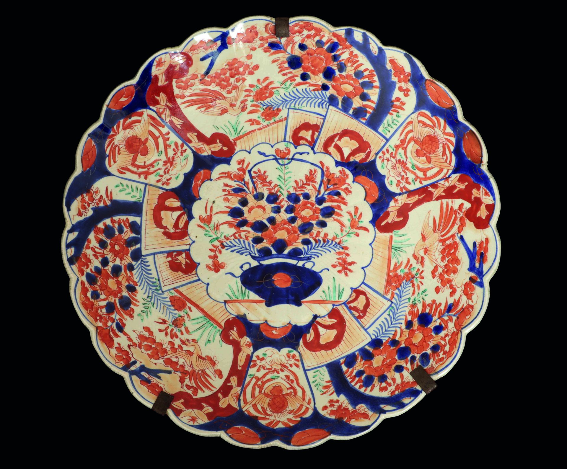 Plat polylobé en faïence d’Arita , décoré en émaux rouge et bleu sur fond blanc Japon Période Meji