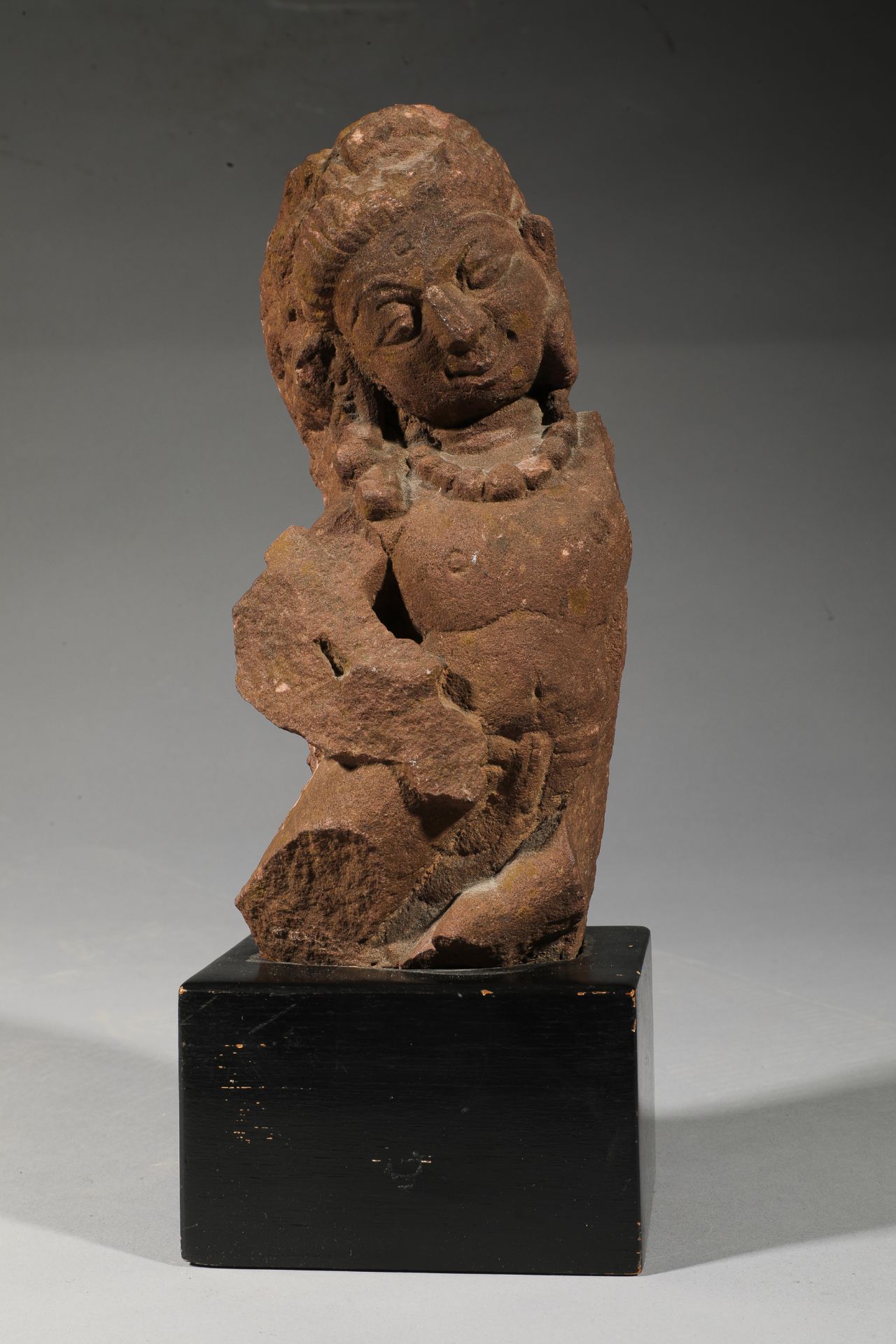 Buste de personnage masculin paraît d’un collier de perles, Pierre gris rose Inde du nord Dynastie